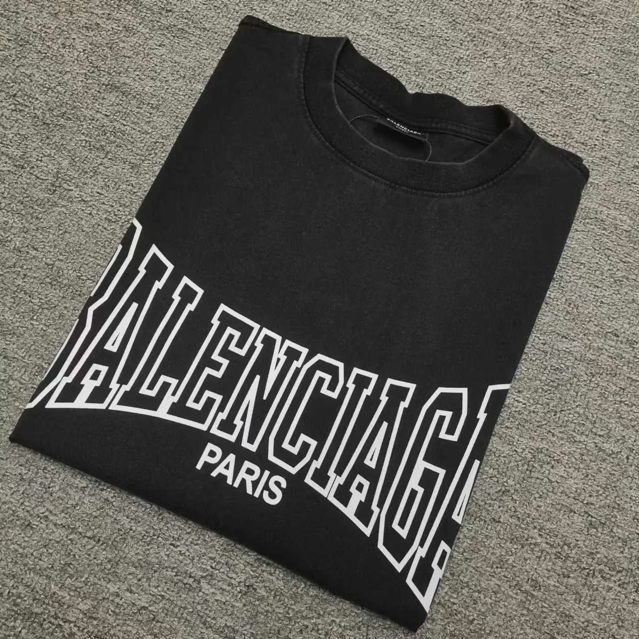 Top version of Balenciaga/Balenciaga's new burst print round neck short-sleeved T-shirt - - Purchase the original mold to create a full set of customized accessories, details determine success or failure - Balenciaga is one of the most influential brands in the fashion industry. Founded in 1919 by Cristóbal Balenciaga and settled in Paris in 1936, he led many important fashion movements between 1930 and 1968. The representative ready-to-wear collection embodies the brand's identity - Fabric: 280 grams of custom-made double yarn high-density cotton fabric - Craftsmanship: The entire garment is precision embossed - Accessories: A complete set of original Balenciaga counter accessories - Available for both men and women Black - Size: XS S M L P: 260