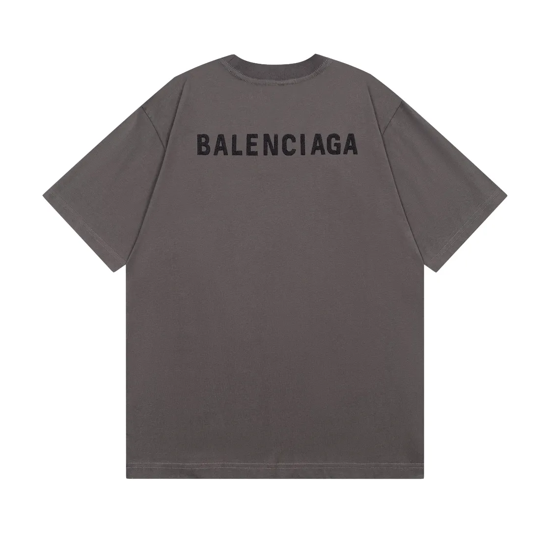 🅿️166 Detailed pictures [Top version. Official website quality] BALENCI*GA/Paris #Classic style. Classic letter embroidered short-sleeved T-shirt on the front and back #2023 spring and summer brick cabinet synchronization.                       The fabric is made of Paris ZP custom-woven and dyed cotton double yarn, weighing 260 grams. The cloth surface is clean. The cloth pattern is clear, soft and comfortable. The threads are dyed with no color difference. The classic letters are embroidered with an imported embroidery machine. The letters are clear and the effect is three-dimensional, restoring the brick cabinet. The version adopts the OS loose shoulder style. Same style for men and women. Coding: BL223006 Color: smoke gray, purple, light green, peacock blue, black, rice coffee, gray green Size: XS S M L