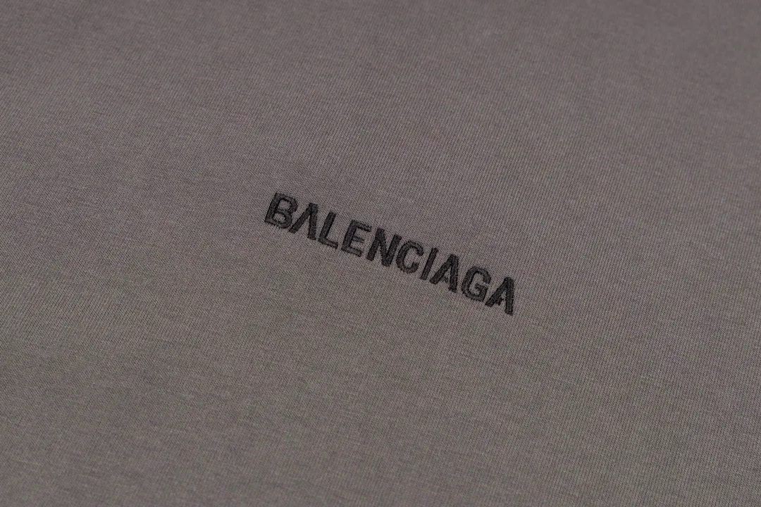 🅿️166 Detailed pictures [Top version. Official website quality] BALENCI*GA/Paris #Classic style. Classic letter embroidered short-sleeved T-shirt on the front and back #2023 spring and summer brick cabinet synchronization.                       The fabric is made of Paris ZP custom-woven and dyed cotton double yarn, weighing 260 grams. The cloth surface is clean. The cloth pattern is clear, soft and comfortable. The threads are dyed with no color difference. The classic letters are embroidered with an imported embroidery machine. The letters are clear and the effect is three-dimensional, restoring the brick cabinet. The version adopts the OS loose shoulder style. Same style for men and women. Coding: BL223006 Color: smoke gray, purple, light green, peacock blue, black, rice coffee, gray green Size: XS S M L