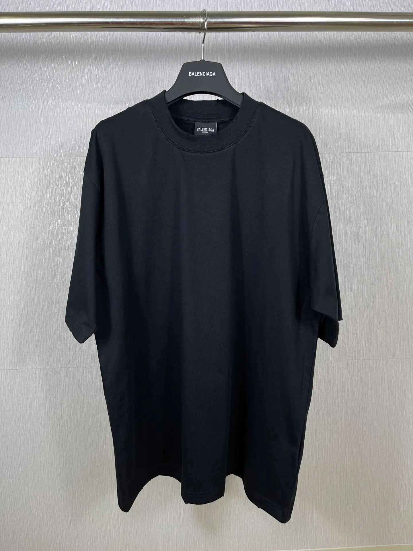 🅿️170 real photos [Top version. Official website quality] BALENCI*GA/Paris # ribbed embroidered letters on the back neck. Ready-to-wear retro worn short-sleeved T-shirt # Brick Cabinet Synchronization. The fabric is made of Paris ZP custom-woven and dyed cotton double yarn. Weighing 260 grams, the cloth surface is clean. The cloth pattern is clear, soft and comfortable. The color fastness is good. It is not easy to change color. The threads are dyed with no color difference. The classic LOGO letter embroidery uses imported embroidery machines, and the embroidery thread uses imported matte light, which is soft to the touch, does not pierce the flesh, and the letters are three-dimensional and full. It is produced in Jubie market based on pictures. Comparisons welcome. The finished product is worn and distressed. The letters are clear. The three-dimensional effect is strong. The version adopts the OS loose shoulder style. The same style for men and women. Coding: BL223099 Color: black. White Size: XS to L