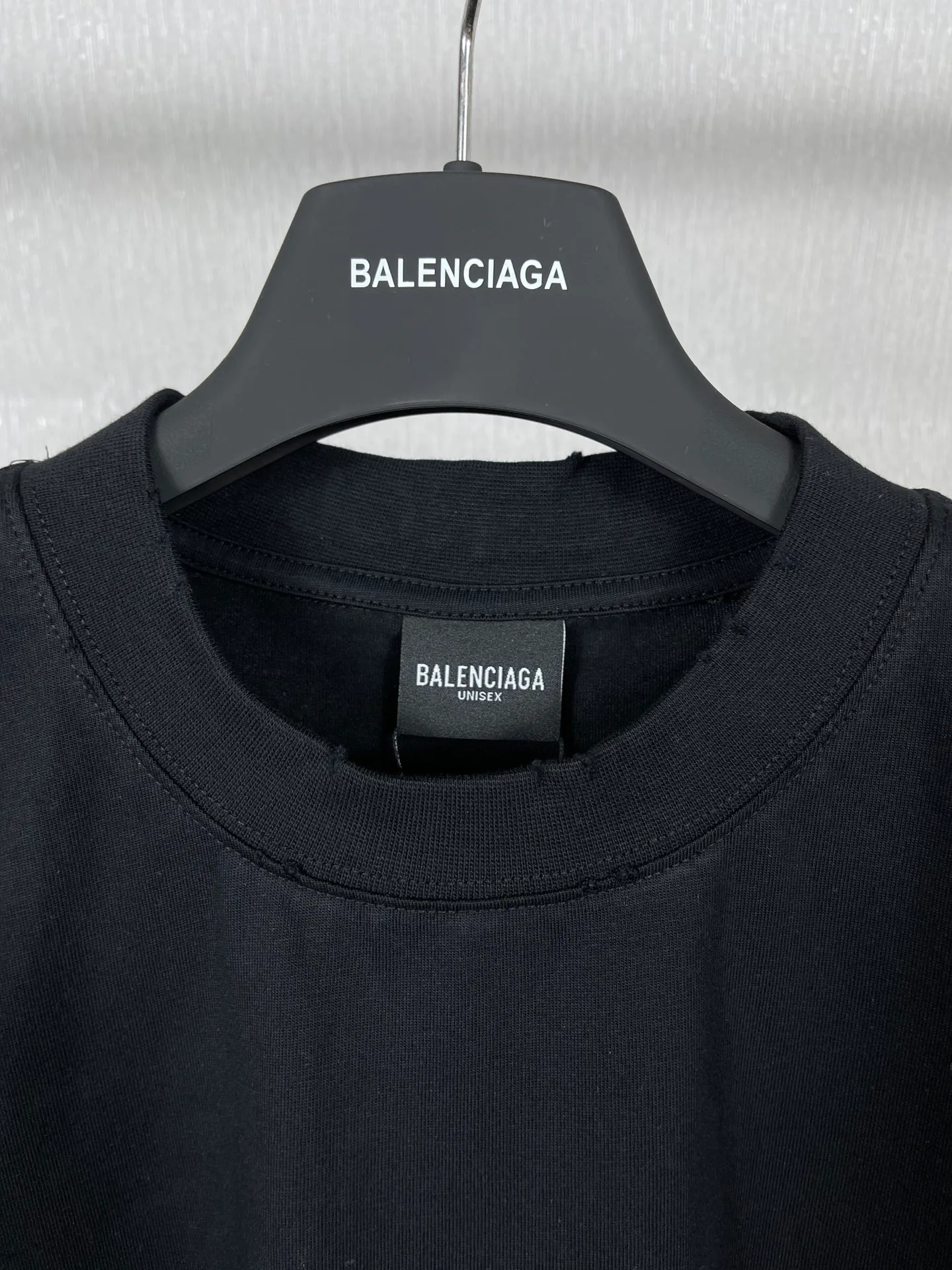 🅿️170 real photos [Top version. Official website quality] BALENCI*GA/Paris # ribbed embroidered letters on the back neck. Ready-to-wear retro worn short-sleeved T-shirt # Brick Cabinet Synchronization. The fabric is made of Paris ZP custom-woven and dyed cotton double yarn. Weighing 260 grams, the cloth surface is clean. The cloth pattern is clear, soft and comfortable. The color fastness is good. It is not easy to change color. The threads are dyed with no color difference. The classic LOGO letter embroidery uses imported embroidery machines, and the embroidery thread uses imported matte light, which is soft to the touch, does not pierce the flesh, and the letters are three-dimensional and full. It is produced in Jubie market based on pictures. Comparisons welcome. The finished product is worn and distressed. The letters are clear. The three-dimensional effect is strong. The version adopts the OS loose shoulder style. The same style for men and women. Coding: BL223099 Color: black. White Size: XS to L