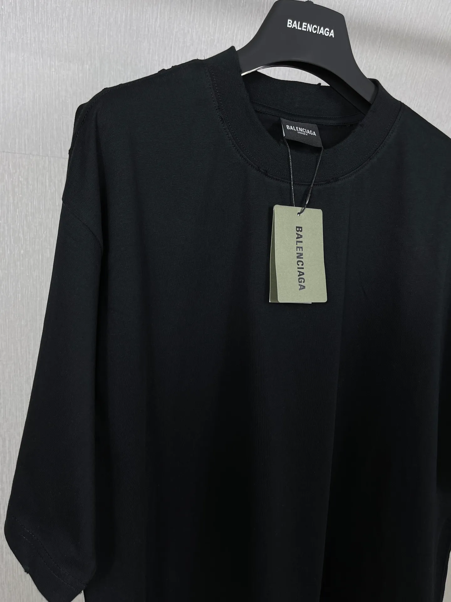 🅿️170 real photos [Top version. Official website quality] BALENCI*GA/Paris # ribbed embroidered letters on the back neck. Ready-to-wear retro worn short-sleeved T-shirt # Brick Cabinet Synchronization. The fabric is made of Paris ZP custom-woven and dyed cotton double yarn. Weighing 260 grams, the cloth surface is clean. The cloth pattern is clear, soft and comfortable. The color fastness is good. It is not easy to change color. The threads are dyed with no color difference. The classic LOGO letter embroidery uses imported embroidery machines, and the embroidery thread uses imported matte light, which is soft to the touch, does not pierce the flesh, and the letters are three-dimensional and full. It is produced in Jubie market based on pictures. Comparisons welcome. The finished product is worn and distressed. The letters are clear. The three-dimensional effect is strong. The version adopts the OS loose shoulder style. The same style for men and women. Coding: BL223099 Color: black. White Size: XS to L