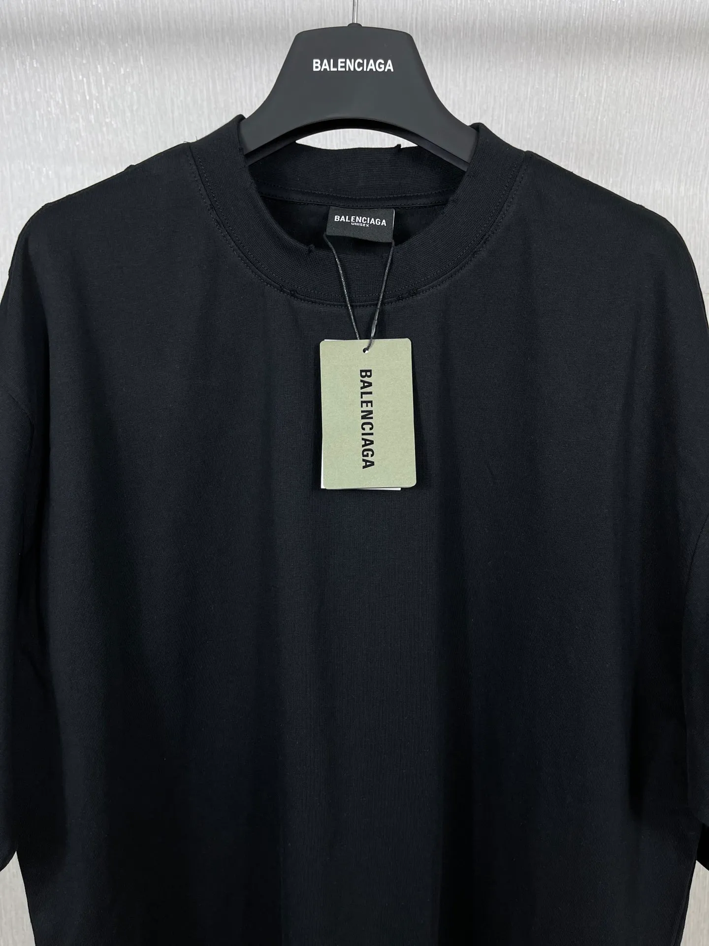 🅿️170 real photos [Top version. Official website quality] BALENCI*GA/Paris # ribbed embroidered letters on the back neck. Ready-to-wear retro worn short-sleeved T-shirt # Brick Cabinet Synchronization. The fabric is made of Paris ZP custom-woven and dyed cotton double yarn. Weighing 260 grams, the cloth surface is clean. The cloth pattern is clear, soft and comfortable. The color fastness is good. It is not easy to change color. The threads are dyed with no color difference. The classic LOGO letter embroidery uses imported embroidery machines, and the embroidery thread uses imported matte light, which is soft to the touch, does not pierce the flesh, and the letters are three-dimensional and full. It is produced in Jubie market based on pictures. Comparisons welcome. The finished product is worn and distressed. The letters are clear. The three-dimensional effect is strong. The version adopts the OS loose shoulder style. The same style for men and women. Coding: BL223099 Color: black. White Size: XS to L