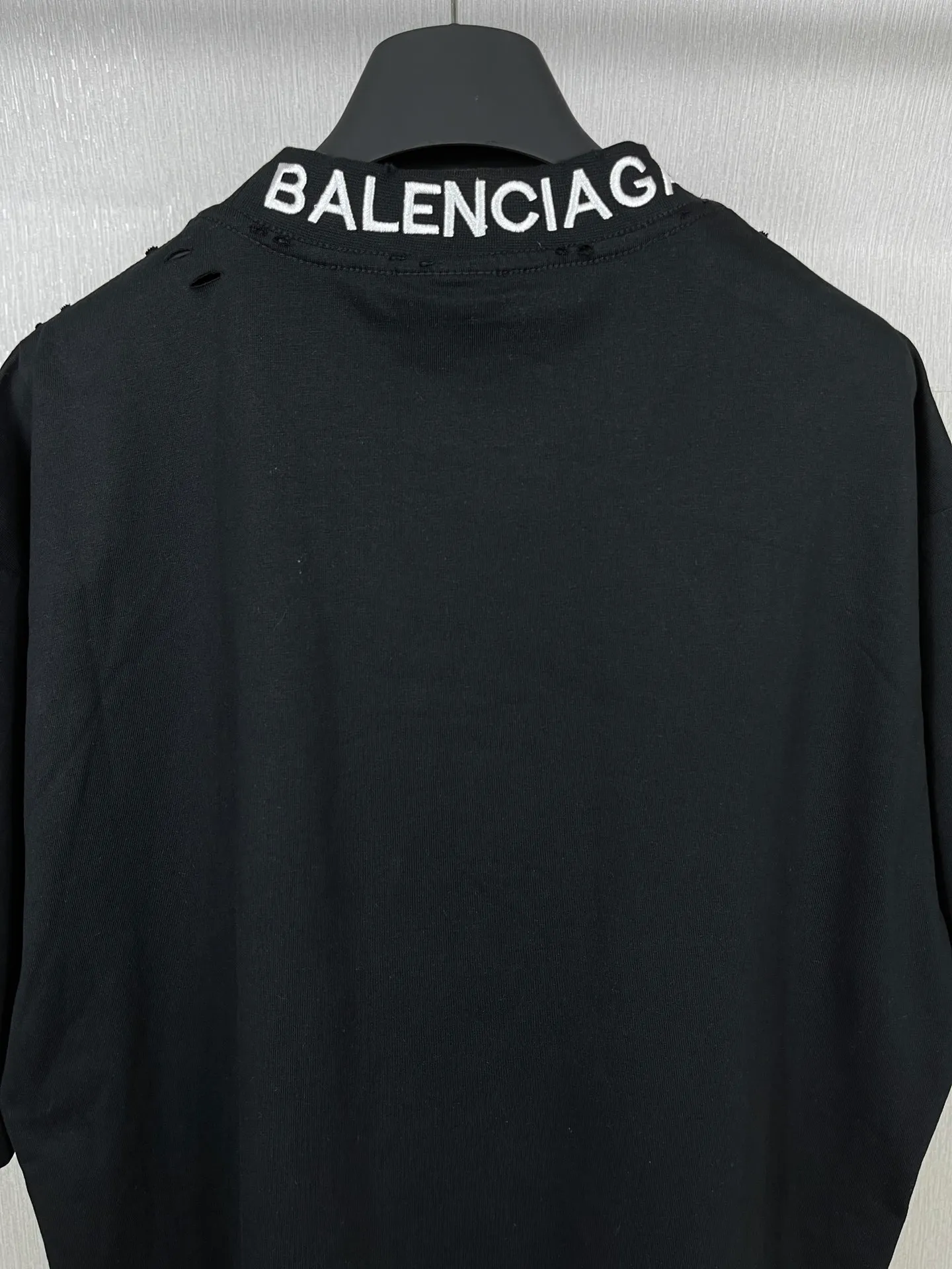 🅿️170 real photos [Top version. Official website quality] BALENCI*GA/Paris # ribbed embroidered letters on the back neck. Ready-to-wear retro worn short-sleeved T-shirt # Brick Cabinet Synchronization. The fabric is made of Paris ZP custom-woven and dyed cotton double yarn. Weighing 260 grams, the cloth surface is clean. The cloth pattern is clear, soft and comfortable. The color fastness is good. It is not easy to change color. The threads are dyed with no color difference. The classic LOGO letter embroidery uses imported embroidery machines, and the embroidery thread uses imported matte light, which is soft to the touch, does not pierce the flesh, and the letters are three-dimensional and full. It is produced in Jubie market based on pictures. Comparisons welcome. The finished product is worn and distressed. The letters are clear. The three-dimensional effect is strong. The version adopts the OS loose shoulder style. The same style for men and women. Coding: BL223099 Color: black. White Size: XS to L