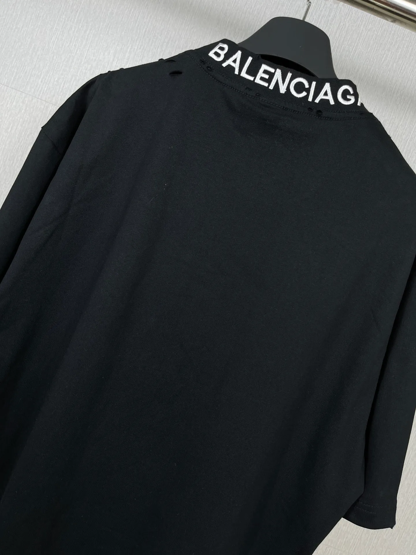 🅿️170 real photos [Top version. Official website quality] BALENCI*GA/Paris # ribbed embroidered letters on the back neck. Ready-to-wear retro worn short-sleeved T-shirt # Brick Cabinet Synchronization. The fabric is made of Paris ZP custom-woven and dyed cotton double yarn. Weighing 260 grams, the cloth surface is clean. The cloth pattern is clear, soft and comfortable. The color fastness is good. It is not easy to change color. The threads are dyed with no color difference. The classic LOGO letter embroidery uses imported embroidery machines, and the embroidery thread uses imported matte light, which is soft to the touch, does not pierce the flesh, and the letters are three-dimensional and full. It is produced in Jubie market based on pictures. Comparisons welcome. The finished product is worn and distressed. The letters are clear. The three-dimensional effect is strong. The version adopts the OS loose shoulder style. The same style for men and women. Coding: BL223099 Color: black. White Size: XS to L