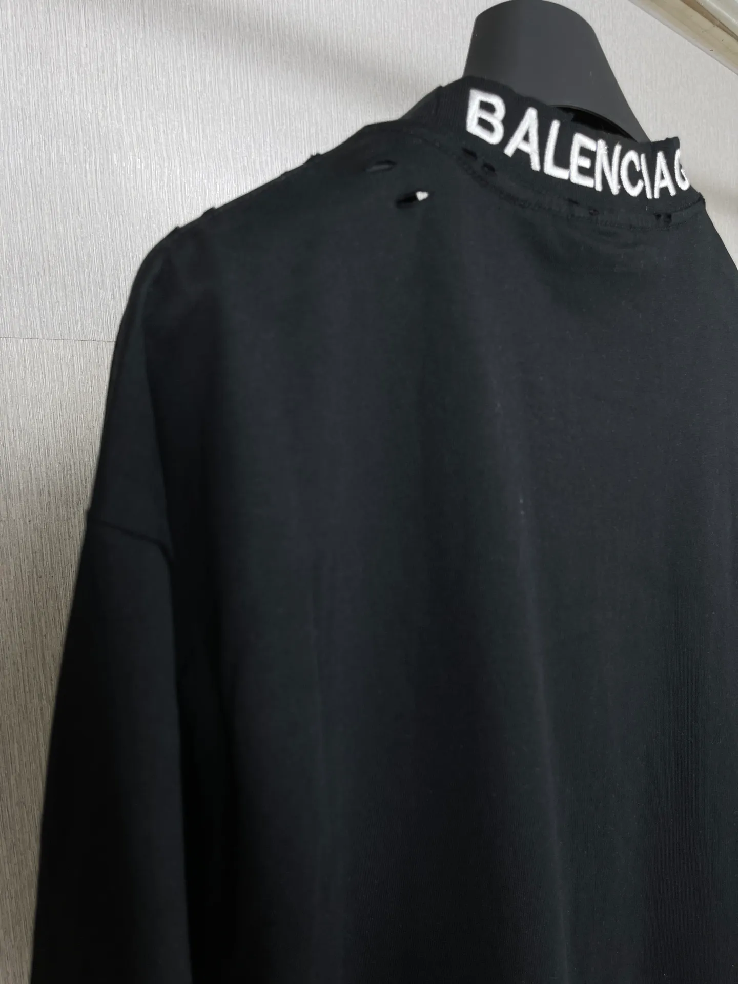 🅿️170 real photos [Top version. Official website quality] BALENCI*GA/Paris # ribbed embroidered letters on the back neck. Ready-to-wear retro worn short-sleeved T-shirt # Brick Cabinet Synchronization. The fabric is made of Paris ZP custom-woven and dyed cotton double yarn. Weighing 260 grams, the cloth surface is clean. The cloth pattern is clear, soft and comfortable. The color fastness is good. It is not easy to change color. The threads are dyed with no color difference. The classic LOGO letter embroidery uses imported embroidery machines, and the embroidery thread uses imported matte light, which is soft to the touch, does not pierce the flesh, and the letters are three-dimensional and full. It is produced in Jubie market based on pictures. Comparisons welcome. The finished product is worn and distressed. The letters are clear. The three-dimensional effect is strong. The version adopts the OS loose shoulder style. The same style for men and women. Coding: BL223099 Color: black. White Size: XS to L