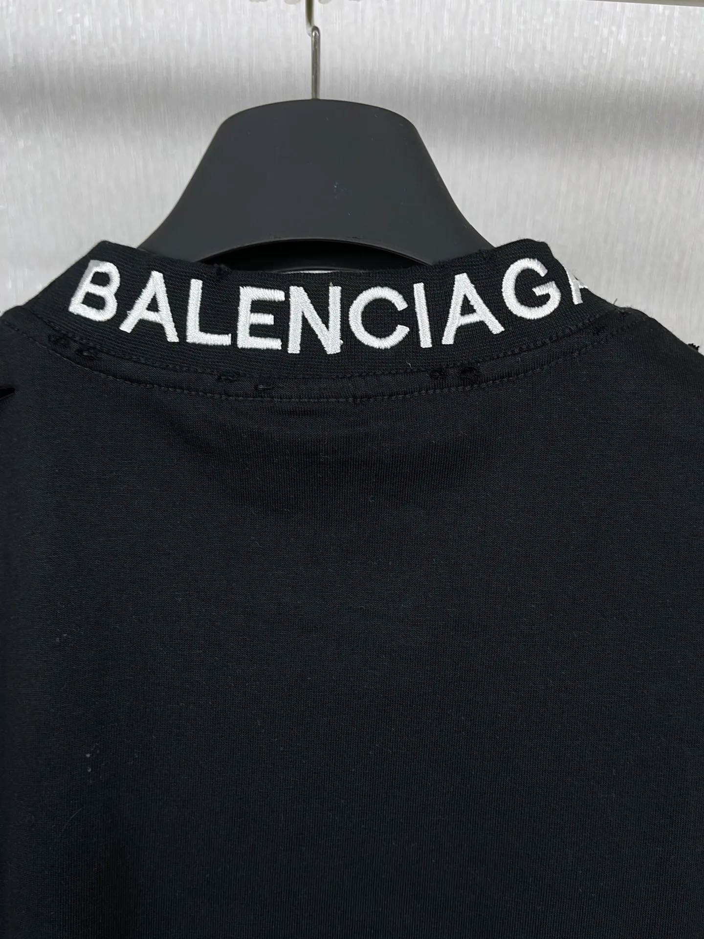 🅿️170 real photos [Top version. Official website quality] BALENCI*GA/Paris # ribbed embroidered letters on the back neck. Ready-to-wear retro worn short-sleeved T-shirt # Brick Cabinet Synchronization. The fabric is made of Paris ZP custom-woven and dyed cotton double yarn. Weighing 260 grams, the cloth surface is clean. The cloth pattern is clear, soft and comfortable. The color fastness is good. It is not easy to change color. The threads are dyed with no color difference. The classic LOGO letter embroidery uses imported embroidery machines, and the embroidery thread uses imported matte light, which is soft to the touch, does not pierce the flesh, and the letters are three-dimensional and full. It is produced in Jubie market based on pictures. Comparisons welcome. The finished product is worn and distressed. The letters are clear. The three-dimensional effect is strong. The version adopts the OS loose shoulder style. The same style for men and women. Coding: BL223099 Color: black. White Size: XS to L