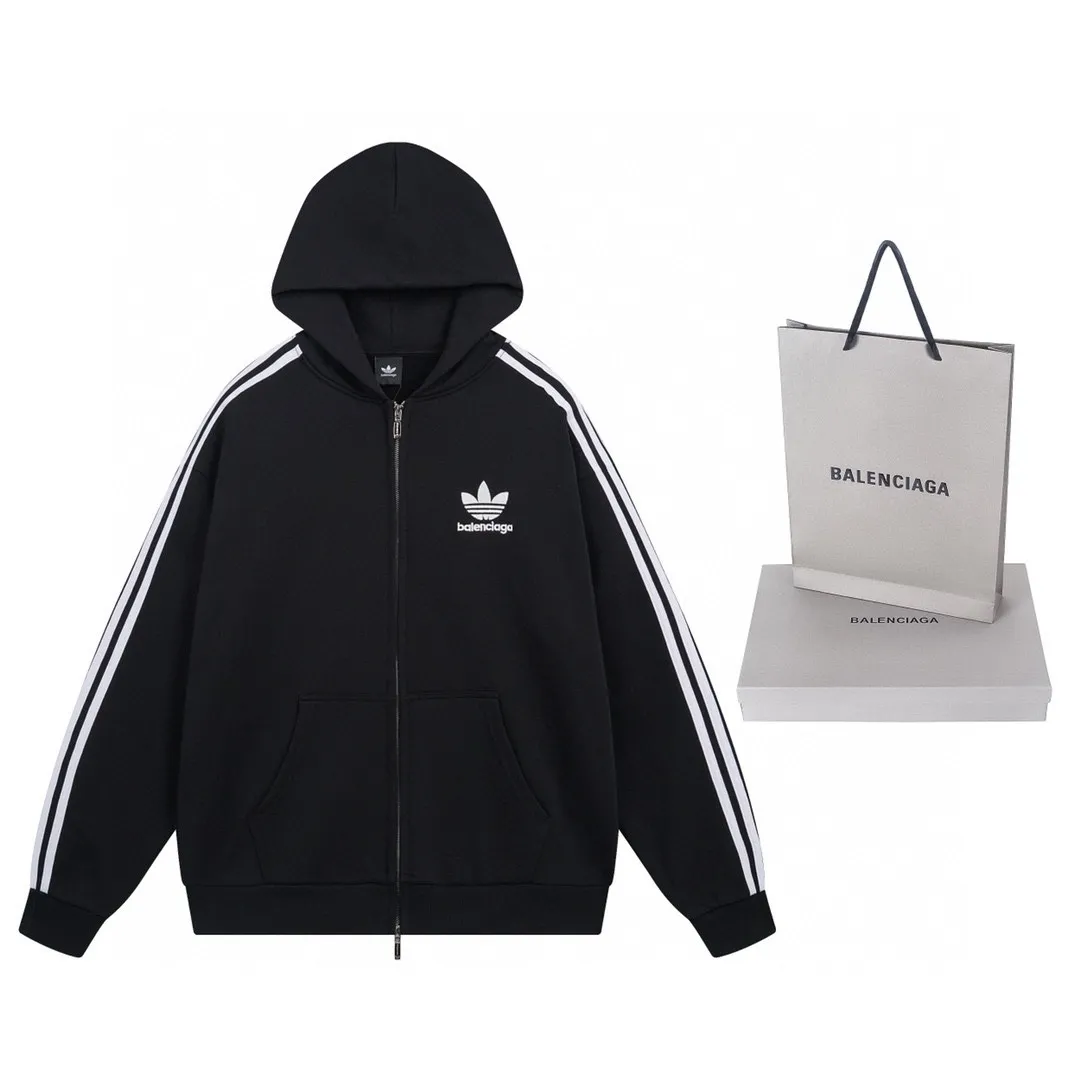 🅿️380 real photos [Top version. Official website quality] BALENCI*GA/Paris co-branded Adidas Adidas clover three-stripe LOGO embroidered zipper cardigan hooded sweatshirt# The fabric is made of Paris ZP custom-woven and dyed cotton sweatshirt. Weighing 450 grams, the cloth surface is clean. The cloth pattern is clear, soft and comfortable. The threads are dyed with no color difference. The classic pattern embroidery uses imported embroidery, and the letters are clear, three-dimensional and without rough edges. Jubie market produces pictures based on pictures. Welcome to compare. The version adopts OS loose shoulder design. Same style for men and women. Code: BL238052 Color: Black Size: XS S M L