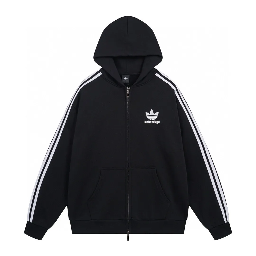 🅿️380 real photos [Top version. Official website quality] BALENCI*GA/Paris co-branded Adidas Adidas clover three-stripe LOGO embroidered zipper cardigan hooded sweatshirt# The fabric is made of Paris ZP custom-woven and dyed cotton sweatshirt. Weighing 450 grams, the cloth surface is clean. The cloth pattern is clear, soft and comfortable. The threads are dyed with no color difference. The classic pattern embroidery uses imported embroidery, and the letters are clear, three-dimensional and without rough edges. Jubie market produces pictures based on pictures. Welcome to compare. The version adopts OS loose shoulder design. Same style for men and women. Code: BL238052 Color: Black Size: XS S M L