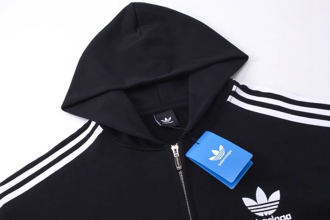 🅿️380 real photos [Top version. Official website quality] BALENCI*GA/Paris co-branded Adidas Adidas clover three-stripe LOGO embroidered zipper cardigan hooded sweatshirt# The fabric is made of Paris ZP custom-woven and dyed cotton sweatshirt. Weighing 450 grams, the cloth surface is clean. The cloth pattern is clear, soft and comfortable. The threads are dyed with no color difference. The classic pattern embroidery uses imported embroidery, and the letters are clear, three-dimensional and without rough edges. Jubie market produces pictures based on pictures. Welcome to compare. The version adopts OS loose shoulder design. Same style for men and women. Code: BL238052 Color: Black Size: XS S M L