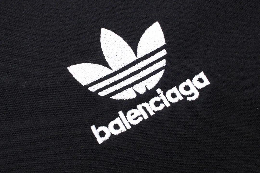 🅿️380 real photos [Top version. Official website quality] BALENCI*GA/Paris co-branded Adidas Adidas clover three-stripe LOGO embroidered zipper cardigan hooded sweatshirt# The fabric is made of Paris ZP custom-woven and dyed cotton sweatshirt. Weighing 450 grams, the cloth surface is clean. The cloth pattern is clear, soft and comfortable. The threads are dyed with no color difference. The classic pattern embroidery uses imported embroidery, and the letters are clear, three-dimensional and without rough edges. Jubie market produces pictures based on pictures. Welcome to compare. The version adopts OS loose shoulder design. Same style for men and women. Code: BL238052 Color: Black Size: XS S M L