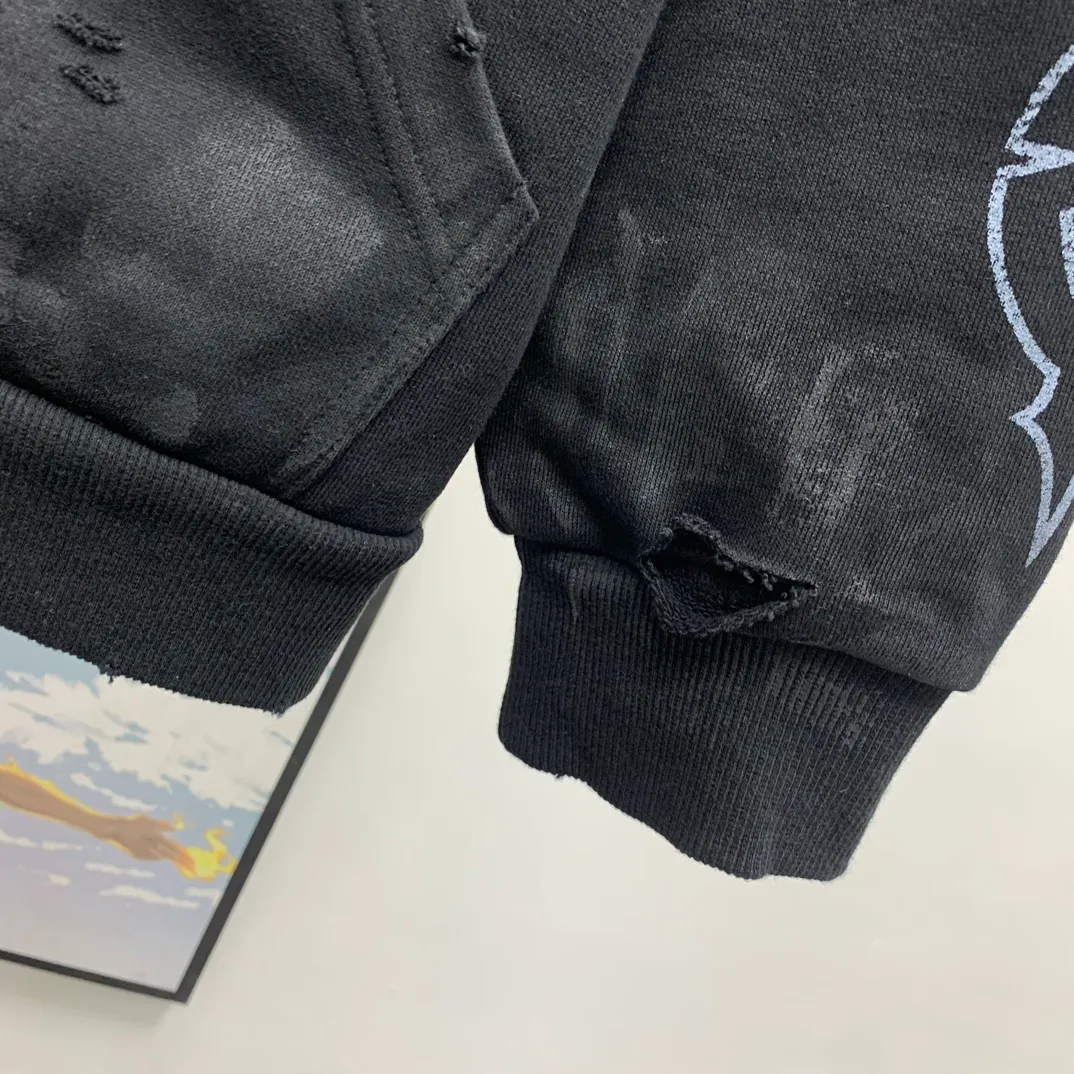 Top tested version BALENCIAGA Tower Paris Night Balenciaga distressed, dirty, hole-washed hooded zipper hoodie sweatshirt YB1.3W purchase ➕ price 10K purchase original directional development! 460g double-ply double-yarn terry fabric, the garment weight is as high as 1.2kg! The back printing adopts Kornit digital direct printing process, and the shipment is extremely slow! Especially the Yunmu color on the tower is very delicate and grainy! The overall bursting letters are very evenly distressed and have a full sense of distress! The whole body was severely damaged, all randomly worn by hand! Very time consuming! The whole piece of clothing went through three washes. The fabric was first pre-shrunk, and then washed with distressing water to wash out the color on the printed surface to give it a distressed look. After washing with water for the second time, do the dirty coating. The staining is also a manual process, and each position of the coating must be brushed more than 3 times before! The key point is the coating on the back. It is a process that really makes people vomit blood. It has to be brushed back and forth, more than 20 times, to evenly apply the coating! It can be said that it will never be seen alive. After the coating is completed, the garments will be sprayed and then washed with wax! After washing with the wax, the fabric feels smooth and won't have that harsh, rough feel! This is also a key craft! If this step is missing, it won’t be visible on the screen, but it will be very uncomfortable and the skin texture will be very poor!  The workmanship is troublesome, and it normally takes 15 days for orders to be returned! Look at this construction period and this price, do you think it’s worth it?  Size: XS-L Color: Active Black P:490