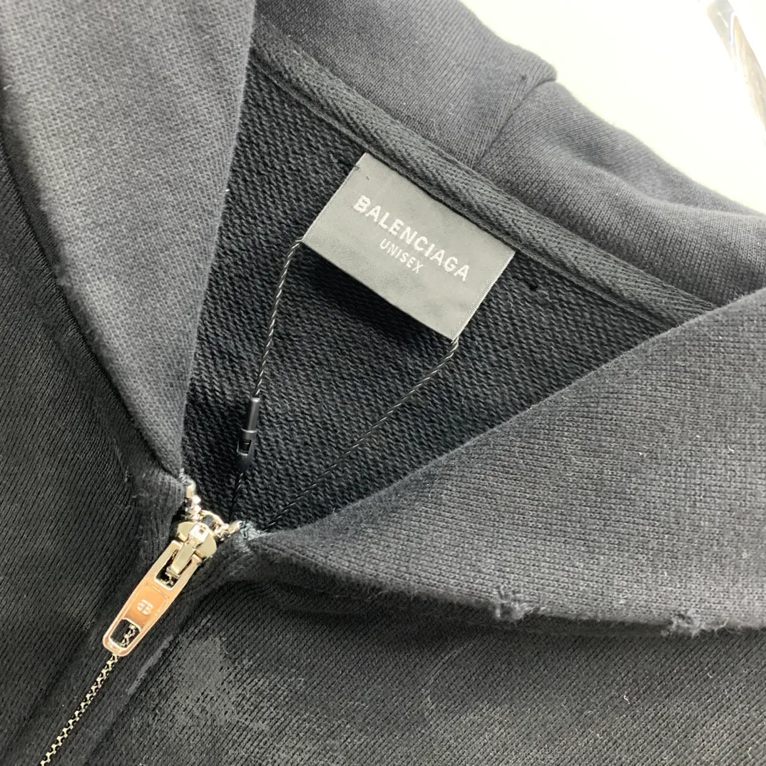 Top tested version BALENCIAGA Tower Paris Night Balenciaga distressed, dirty, hole-washed hooded zipper hoodie sweatshirt YB1.3W purchase ➕ price 10K purchase original directional development! 460g double-ply double-yarn terry fabric, the garment weight is as high as 1.2kg! The back printing adopts Kornit digital direct printing process, and the shipment is extremely slow! Especially the Yunmu color on the tower is very delicate and grainy! The overall bursting letters are very evenly distressed and have a full sense of distress! The whole body was severely damaged, all randomly worn by hand! Very time consuming! The whole piece of clothing went through three washes. The fabric was first pre-shrunk, and then washed with distressing water to wash out the color on the printed surface to give it a distressed look. After washing with water for the second time, do the dirty coating. The staining is also a manual process, and each position of the coating must be brushed more than 3 times before! The key point is the coating on the back. It is a process that really makes people vomit blood. It has to be brushed back and forth, more than 20 times, to evenly apply the coating! It can be said that it will never be seen alive. After the coating is completed, the garments will be sprayed and then washed with wax! After washing with the wax, the fabric feels smooth and won't have that harsh, rough feel! This is also a key craft! If this step is missing, it won’t be visible on the screen, but it will be very uncomfortable and the skin texture will be very poor!  The workmanship is troublesome, and it normally takes 15 days for orders to be returned! Look at this construction period and this price, do you think it’s worth it?  Size: XS-L Color: Active Black P:490