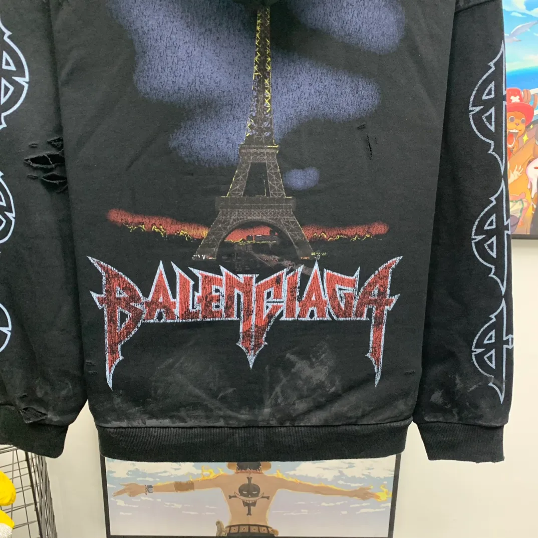 Top tested version BALENCIAGA Tower Paris Night Balenciaga distressed, dirty, hole-washed hooded zipper hoodie sweatshirt YB1.3W purchase ➕ price 10K purchase original directional development! 460g double-ply double-yarn terry fabric, the garment weight is as high as 1.2kg! The back printing adopts Kornit digital direct printing process, and the shipment is extremely slow! Especially the Yunmu color on the tower is very delicate and grainy! The overall bursting letters are very evenly distressed and have a full sense of distress! The whole body was severely damaged, all randomly worn by hand! Very time consuming! The whole piece of clothing went through three washes. The fabric was first pre-shrunk, and then washed with distressing water to wash out the color on the printed surface to give it a distressed look. After washing with water for the second time, do the dirty coating. The staining is also a manual process, and each position of the coating must be brushed more than 3 times before! The key point is the coating on the back. It is a process that really makes people vomit blood. It has to be brushed back and forth, more than 20 times, to evenly apply the coating! It can be said that it will never be seen alive. After the coating is completed, the garments will be sprayed and then washed with wax! After washing with the wax, the fabric feels smooth and won't have that harsh, rough feel! This is also a key craft! If this step is missing, it won’t be visible on the screen, but it will be very uncomfortable and the skin texture will be very poor!  The workmanship is troublesome, and it normally takes 15 days for orders to be returned! Look at this construction period and this price, do you think it’s worth it?  Size: XS-L Color: Active Black P:490