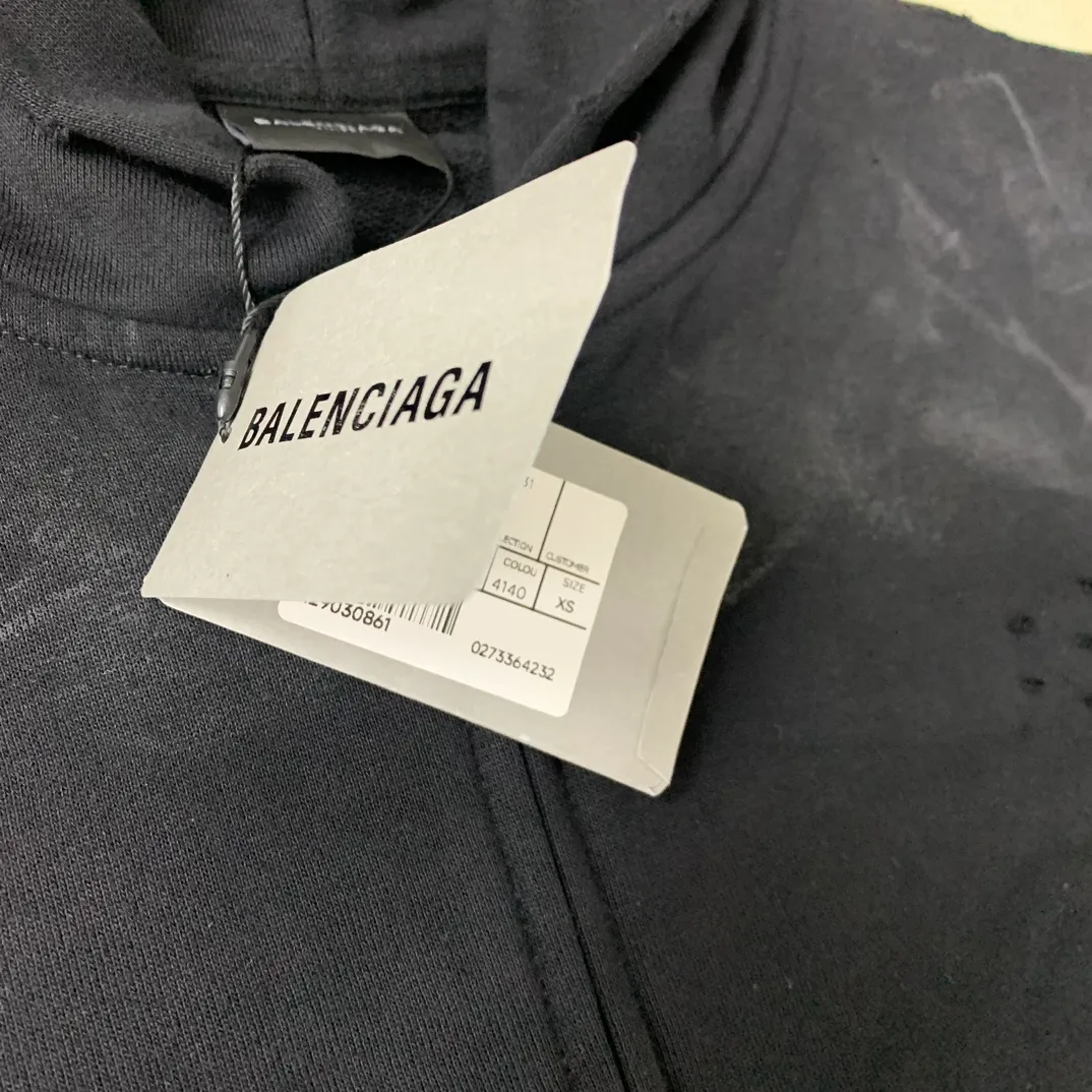 Top tested version BALENCIAGA Tower Paris Night Balenciaga distressed, dirty, hole-washed hooded zipper hoodie sweatshirt YB1.3W purchase ➕ price 10K purchase original directional development! 460g double-ply double-yarn terry fabric, the garment weight is as high as 1.2kg! The back printing adopts Kornit digital direct printing process, and the shipment is extremely slow! Especially the Yunmu color on the tower is very delicate and grainy! The overall bursting letters are very evenly distressed and have a full sense of distress! The whole body was severely damaged, all randomly worn by hand! Very time consuming! The whole piece of clothing went through three washes. The fabric was first pre-shrunk, and then washed with distressing water to wash out the color on the printed surface to give it a distressed look. After washing with water for the second time, do the dirty coating. The staining is also a manual process, and each position of the coating must be brushed more than 3 times before! The key point is the coating on the back. It is a process that really makes people vomit blood. It has to be brushed back and forth, more than 20 times, to evenly apply the coating! It can be said that it will never be seen alive. After the coating is completed, the garments will be sprayed and then washed with wax! After washing with the wax, the fabric feels smooth and won't have that harsh, rough feel! This is also a key craft! If this step is missing, it won’t be visible on the screen, but it will be very uncomfortable and the skin texture will be very poor!  The workmanship is troublesome, and it normally takes 15 days for orders to be returned! Look at this construction period and this price, do you think it’s worth it?  Size: XS-L Color: Active Black P:490