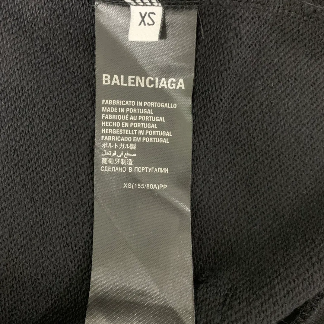 Top tested version BALENCIAGA Tower Paris Night Balenciaga distressed, dirty, hole-washed hooded zipper hoodie sweatshirt YB1.3W purchase ➕ price 10K purchase original directional development! 460g double-ply double-yarn terry fabric, the garment weight is as high as 1.2kg! The back printing adopts Kornit digital direct printing process, and the shipment is extremely slow! Especially the Yunmu color on the tower is very delicate and grainy! The overall bursting letters are very evenly distressed and have a full sense of distress! The whole body was severely damaged, all randomly worn by hand! Very time consuming! The whole piece of clothing went through three washes. The fabric was first pre-shrunk, and then washed with distressing water to wash out the color on the printed surface to give it a distressed look. After washing with water for the second time, do the dirty coating. The staining is also a manual process, and each position of the coating must be brushed more than 3 times before! The key point is the coating on the back. It is a process that really makes people vomit blood. It has to be brushed back and forth, more than 20 times, to evenly apply the coating! It can be said that it will never be seen alive. After the coating is completed, the garments will be sprayed and then washed with wax! After washing with the wax, the fabric feels smooth and won't have that harsh, rough feel! This is also a key craft! If this step is missing, it won’t be visible on the screen, but it will be very uncomfortable and the skin texture will be very poor!  The workmanship is troublesome, and it normally takes 15 days for orders to be returned! Look at this construction period and this price, do you think it’s worth it?  Size: XS-L Color: Active Black P:490