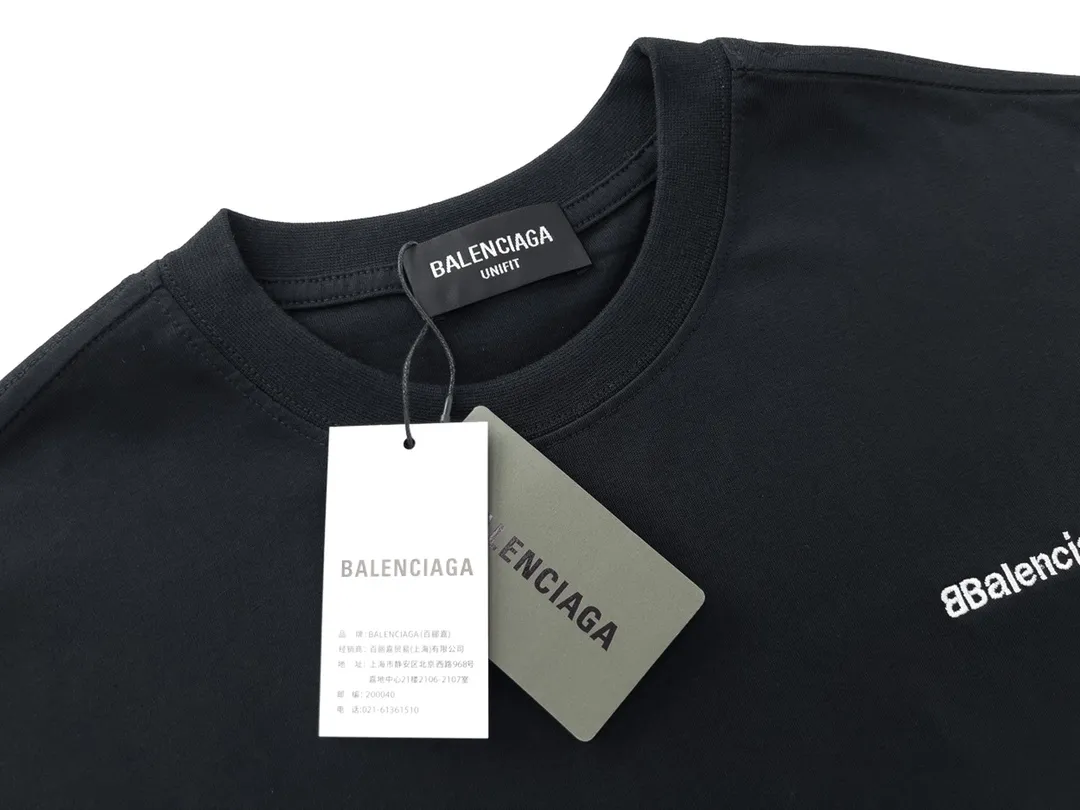 🅿️160 Detailed Picture [Top version. Official website quality] BALENCI*GA/Paris#Classic letter BB small English LOGO embroidered short-sleeved T-shirt# The fabric is made of Paris ZP custom-woven and dyed cotton double yarn. Weighing 260 grams, the cloth surface is clean. The cloth pattern is clear, soft and comfortable. The threads are dyed with no color difference. The classic pattern embroidery uses an imported embroidery machine, and the embroidery thread color is embroidered according to the original color. It is produced according to the pictures in the special market. The letters are clear. The three-dimensional effect is strong. The version adopts the OS loose shoulder version. The same style for men and women. Coding: BL223075 Color: Black. White. Khaki. Gray Size: XS to L