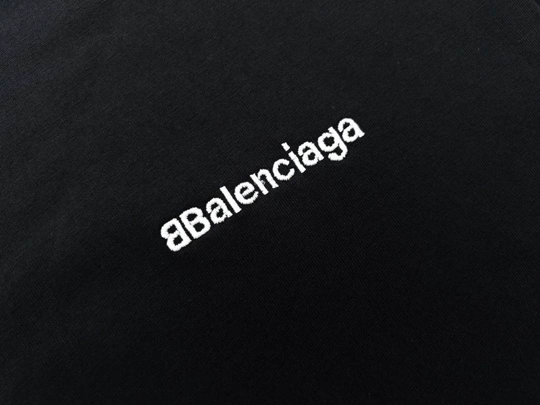 🅿️160 Detailed Picture [Top version. Official website quality] BALENCI*GA/Paris#Classic letter BB small English LOGO embroidered short-sleeved T-shirt# The fabric is made of Paris ZP custom-woven and dyed cotton double yarn. Weighing 260 grams, the cloth surface is clean. The cloth pattern is clear, soft and comfortable. The threads are dyed with no color difference. The classic pattern embroidery uses an imported embroidery machine, and the embroidery thread color is embroidered according to the original color. It is produced according to the pictures in the special market. The letters are clear. The three-dimensional effect is strong. The version adopts the OS loose shoulder version. The same style for men and women. Coding: BL223075 Color: Black. White. Khaki. Gray Size: XS to L