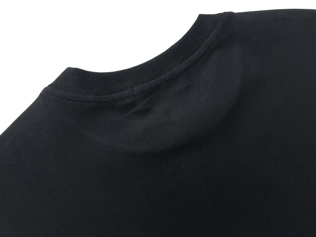 🅿️160 Detailed Picture [Top version. Official website quality] BALENCI*GA/Paris#Classic letter BB small English LOGO embroidered short-sleeved T-shirt# The fabric is made of Paris ZP custom-woven and dyed cotton double yarn. Weighing 260 grams, the cloth surface is clean. The cloth pattern is clear, soft and comfortable. The threads are dyed with no color difference. The classic pattern embroidery uses an imported embroidery machine, and the embroidery thread color is embroidered according to the original color. It is produced according to the pictures in the special market. The letters are clear. The three-dimensional effect is strong. The version adopts the OS loose shoulder version. The same style for men and women. Coding: BL223075 Color: Black. White. Khaki. Gray Size: XS to L