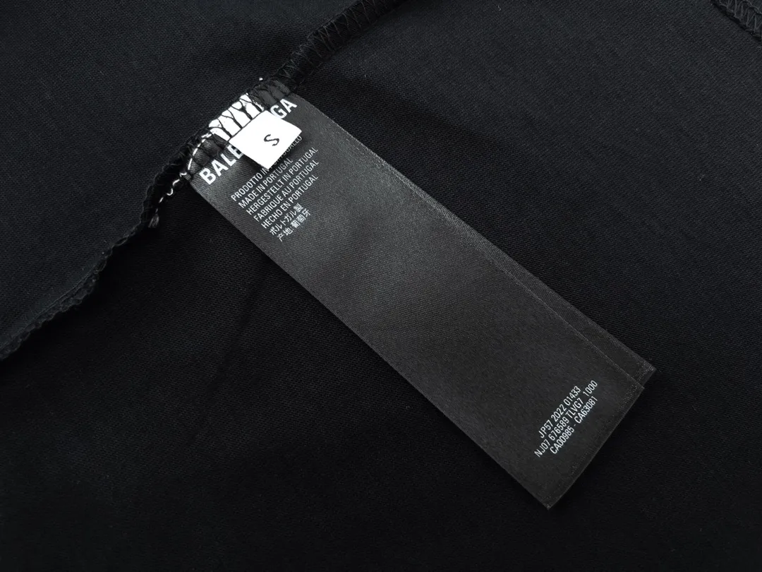 🅿️160 Detailed Picture [Top version. Official website quality] BALENCI*GA/Paris#Classic letter BB small English LOGO embroidered short-sleeved T-shirt# The fabric is made of Paris ZP custom-woven and dyed cotton double yarn. Weighing 260 grams, the cloth surface is clean. The cloth pattern is clear, soft and comfortable. The threads are dyed with no color difference. The classic pattern embroidery uses an imported embroidery machine, and the embroidery thread color is embroidered according to the original color. It is produced according to the pictures in the special market. The letters are clear. The three-dimensional effect is strong. The version adopts the OS loose shoulder version. The same style for men and women. Coding: BL223075 Color: Black. White. Khaki. Gray Size: XS to L