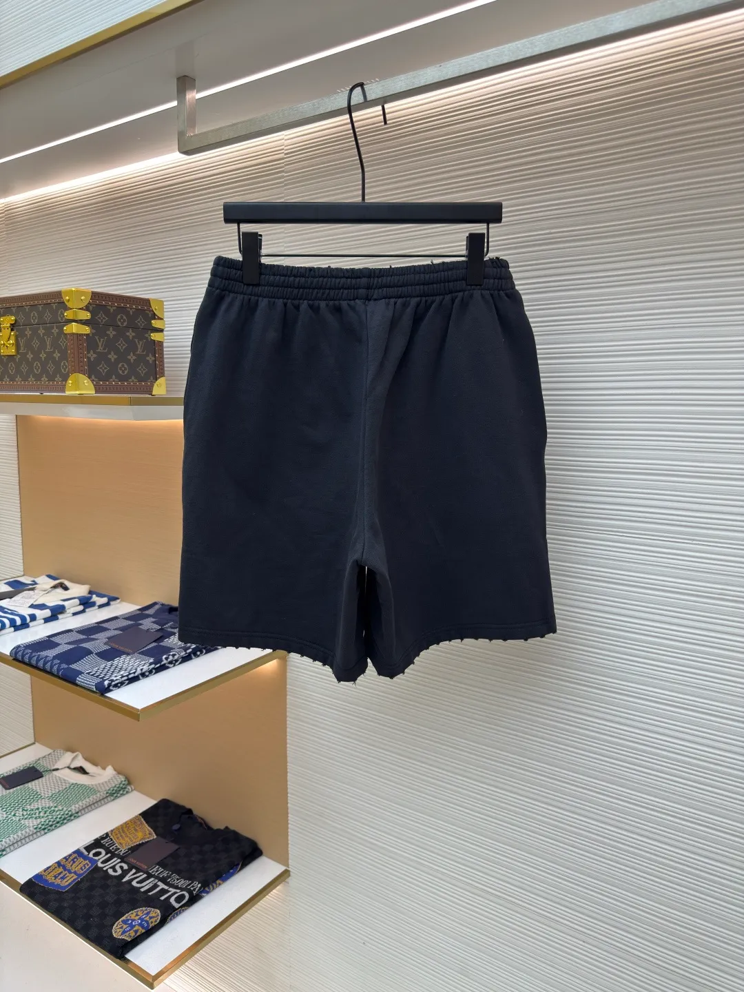 Balenciaga back hot rhinestone shorts ●Authentic product: purchased and developed for 7200 ●Item number: 1680374-A50 ●Material: high-density velvet terry fabric ●Technology: hot rhinestone production ●Version: loose version ●Weight: about 445 grams ●Size: Combined with frayed sanding for sublimation, the unique shine of full diamonds is filled with artistic atmosphere. The contemporary aesthetic outline is outlined with minimalist brushstrokes. It is pressed with a high-temperature air machine. The high-temperature gas is in contact with the fabric. The fabric is pressed using heat energy and pressure to ensure the uniformity of heat distribution. Positioned artificial fraying is used to locally rub and wear the fabric through manual operation. The surface of the fabric will form a natural damage and tear effect and a short and dense layer of fluff. It is time-consuming and labor-intensive. The daily output is low, and the fabrics are washed and aged. The texture is better, not easy to deform, not easy to shrink, not easy to fade, and maintains long-term beauty. The overall wiring is straight and delicate, the fabric is comfortable and soft, and the color is consistent without color difference. It can be matched with the same style to create a fashionable look and control various occasions. Customized accessories, complete with three standards, same style for men and women!