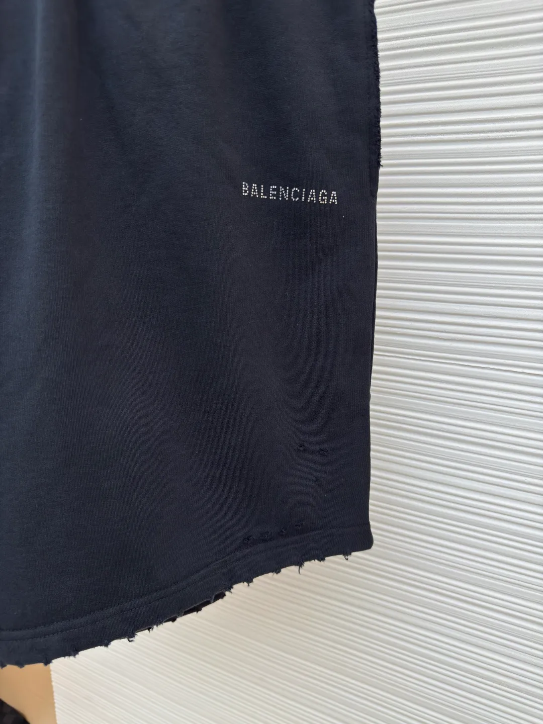 Balenciaga back hot rhinestone shorts ●Authentic product: purchased and developed for 7200 ●Item number: 1680374-A50 ●Material: high-density velvet terry fabric ●Technology: hot rhinestone production ●Version: loose version ●Weight: about 445 grams ●Size: Combined with frayed sanding for sublimation, the unique shine of full diamonds is filled with artistic atmosphere. The contemporary aesthetic outline is outlined with minimalist brushstrokes. It is pressed with a high-temperature air machine. The high-temperature gas is in contact with the fabric. The fabric is pressed using heat energy and pressure to ensure the uniformity of heat distribution. Positioned artificial fraying is used to locally rub and wear the fabric through manual operation. The surface of the fabric will form a natural damage and tear effect and a short and dense layer of fluff. It is time-consuming and labor-intensive. The daily output is low, and the fabrics are washed and aged. The texture is better, not easy to deform, not easy to shrink, not easy to fade, and maintains long-term beauty. The overall wiring is straight and delicate, the fabric is comfortable and soft, and the color is consistent without color difference. It can be matched with the same style to create a fashionable look and control various occasions. Customized accessories, complete with three standards, same style for men and women!