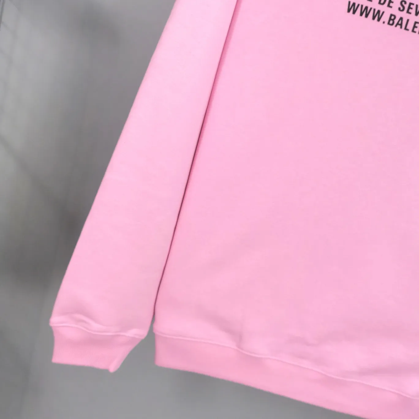 The top tested version BALENCIAGA Balenciaga CREW staff limited edition for male and female couples star autumn and winter pure cotton hoodie sweatshirt hooded as a Balenciaga 20th anniversary employee limited short-sleeve, full of Parisian feelings, highly recommended! ! The letters on the chest are also very simple and elegant, and the shape is super OS. The whole dress has been washed, and the 480g combed cotton terry fabric is very textured and you can touch it! High-definition imported glue and high-coverage screen printing on the chest, the dots are very precise. Color: Peach Pink Lemon Yellow Black White Size: XS-L P:430