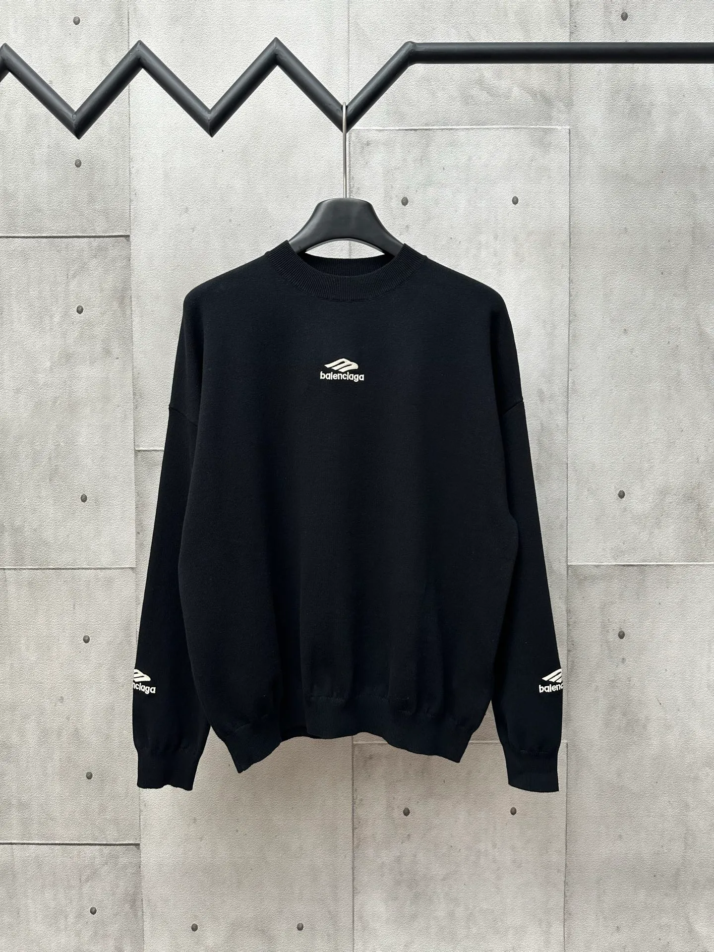 🅿️460 Balenciaga Ski Series 3b Embroidered Sweater Fabric selection: Made of wool blended fabric, mainly 95% wool, combined with 4% nylon and 1% spandex, which not only ensures the warmth and comfort of the clothing, but also has a certain degree of elasticity and wear resistance. The decorative parts are made of 100% wool, which further enhances the overall texture.  Design details: The top adopts a round neck design, which is simple and elegant, suitable for various combinations. The long-sleeved design provides better thermal insulation, and the sleeves are tailored to fit without restricting movement.  Artistic Embroidery: The most eye-catching feature is the 3B sports icon artwork embroidered on the front and sleeves. This design element not only adds a unique artistic flavor to the top, but also demonstrates Balenciaga's deep understanding and integration of fashion and art. The embroidery part uses 100% polyester fiber to ensure the exquisiteness and durability of the embroidery.  Size: S M L XL