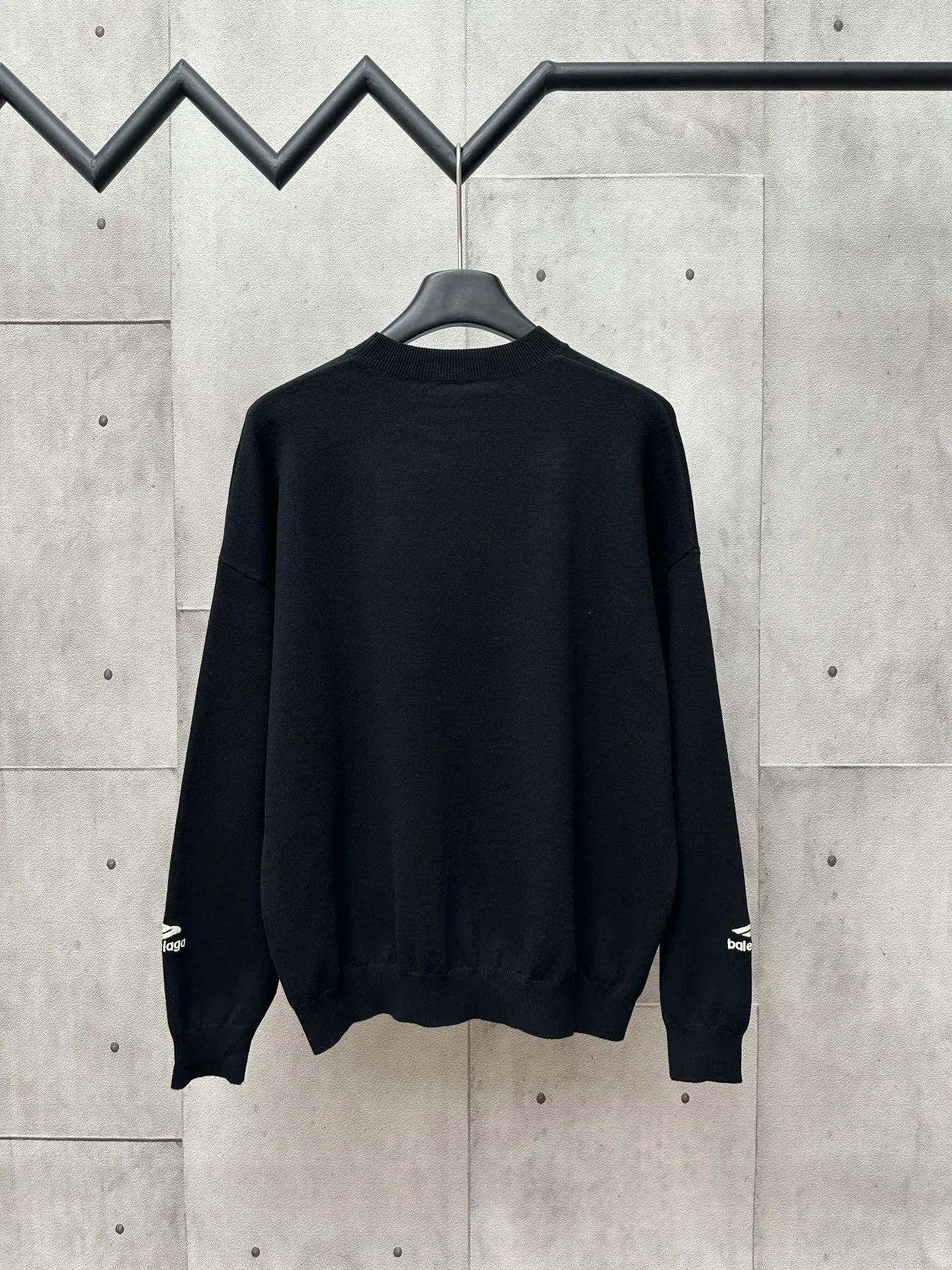 🅿️460 Balenciaga Ski Series 3b Embroidered Sweater Fabric selection: Made of wool blended fabric, mainly 95% wool, combined with 4% nylon and 1% spandex, which not only ensures the warmth and comfort of the clothing, but also has a certain degree of elasticity and wear resistance. The decorative parts are made of 100% wool, which further enhances the overall texture.  Design details: The top adopts a round neck design, which is simple and elegant, suitable for various combinations. The long-sleeved design provides better thermal insulation, and the sleeves are tailored to fit without restricting movement.  Artistic Embroidery: The most eye-catching feature is the 3B sports icon artwork embroidered on the front and sleeves. This design element not only adds a unique artistic flavor to the top, but also demonstrates Balenciaga's deep understanding and integration of fashion and art. The embroidery part uses 100% polyester fiber to ensure the exquisiteness and durability of the embroidery.  Size: S M L XL