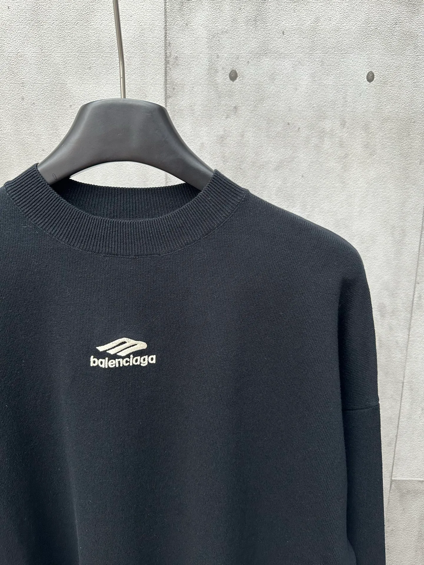 🅿️460 Balenciaga Ski Series 3b Embroidered Sweater Fabric selection: Made of wool blended fabric, mainly 95% wool, combined with 4% nylon and 1% spandex, which not only ensures the warmth and comfort of the clothing, but also has a certain degree of elasticity and wear resistance. The decorative parts are made of 100% wool, which further enhances the overall texture.  Design details: The top adopts a round neck design, which is simple and elegant, suitable for various combinations. The long-sleeved design provides better thermal insulation, and the sleeves are tailored to fit without restricting movement.  Artistic Embroidery: The most eye-catching feature is the 3B sports icon artwork embroidered on the front and sleeves. This design element not only adds a unique artistic flavor to the top, but also demonstrates Balenciaga's deep understanding and integration of fashion and art. The embroidery part uses 100% polyester fiber to ensure the exquisiteness and durability of the embroidery.  Size: S M L XL