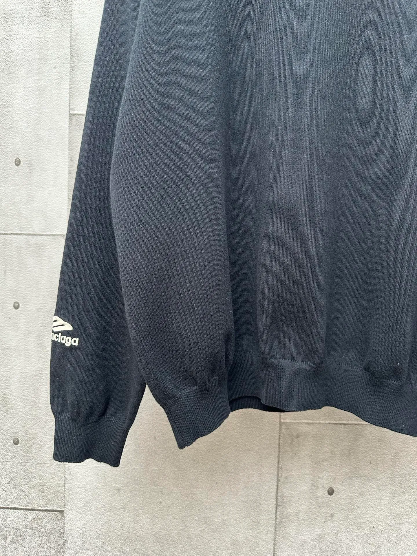 🅿️460 Balenciaga Ski Series 3b Embroidered Sweater Fabric selection: Made of wool blended fabric, mainly 95% wool, combined with 4% nylon and 1% spandex, which not only ensures the warmth and comfort of the clothing, but also has a certain degree of elasticity and wear resistance. The decorative parts are made of 100% wool, which further enhances the overall texture.  Design details: The top adopts a round neck design, which is simple and elegant, suitable for various combinations. The long-sleeved design provides better thermal insulation, and the sleeves are tailored to fit without restricting movement.  Artistic Embroidery: The most eye-catching feature is the 3B sports icon artwork embroidered on the front and sleeves. This design element not only adds a unique artistic flavor to the top, but also demonstrates Balenciaga's deep understanding and integration of fashion and art. The embroidery part uses 100% polyester fiber to ensure the exquisiteness and durability of the embroidery.  Size: S M L XL
