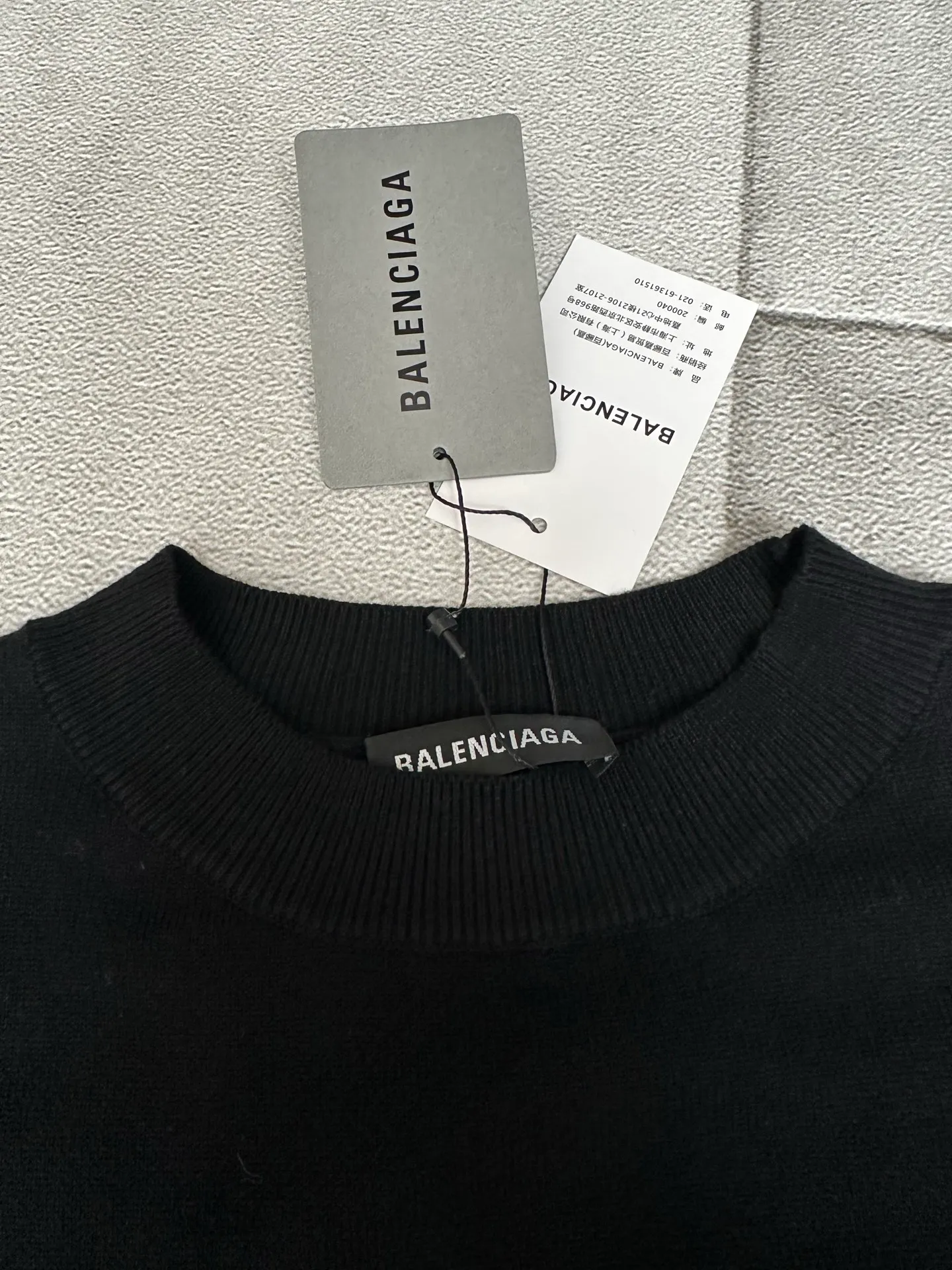 🅿️460 Balenciaga Ski Series 3b Embroidered Sweater Fabric selection: Made of wool blended fabric, mainly 95% wool, combined with 4% nylon and 1% spandex, which not only ensures the warmth and comfort of the clothing, but also has a certain degree of elasticity and wear resistance. The decorative parts are made of 100% wool, which further enhances the overall texture.  Design details: The top adopts a round neck design, which is simple and elegant, suitable for various combinations. The long-sleeved design provides better thermal insulation, and the sleeves are tailored to fit without restricting movement.  Artistic Embroidery: The most eye-catching feature is the 3B sports icon artwork embroidered on the front and sleeves. This design element not only adds a unique artistic flavor to the top, but also demonstrates Balenciaga's deep understanding and integration of fashion and art. The embroidery part uses 100% polyester fiber to ensure the exquisiteness and durability of the embroidery.  Size: S M L XL
