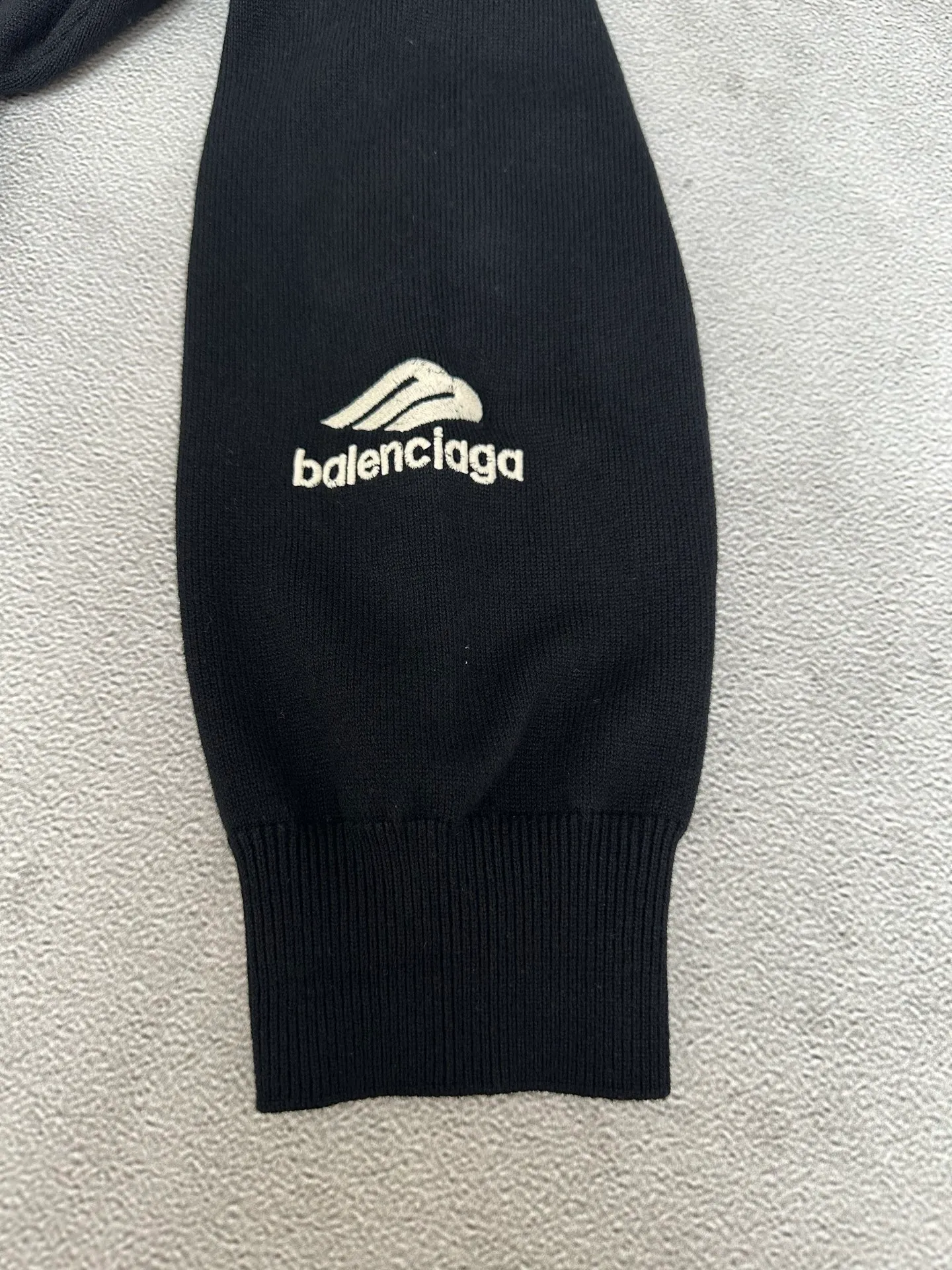 🅿️460 Balenciaga Ski Series 3b Embroidered Sweater Fabric selection: Made of wool blended fabric, mainly 95% wool, combined with 4% nylon and 1% spandex, which not only ensures the warmth and comfort of the clothing, but also has a certain degree of elasticity and wear resistance. The decorative parts are made of 100% wool, which further enhances the overall texture.  Design details: The top adopts a round neck design, which is simple and elegant, suitable for various combinations. The long-sleeved design provides better thermal insulation, and the sleeves are tailored to fit without restricting movement.  Artistic Embroidery: The most eye-catching feature is the 3B sports icon artwork embroidered on the front and sleeves. This design element not only adds a unique artistic flavor to the top, but also demonstrates Balenciaga's deep understanding and integration of fashion and art. The embroidery part uses 100% polyester fiber to ensure the exquisiteness and durability of the embroidery.  Size: S M L XL
