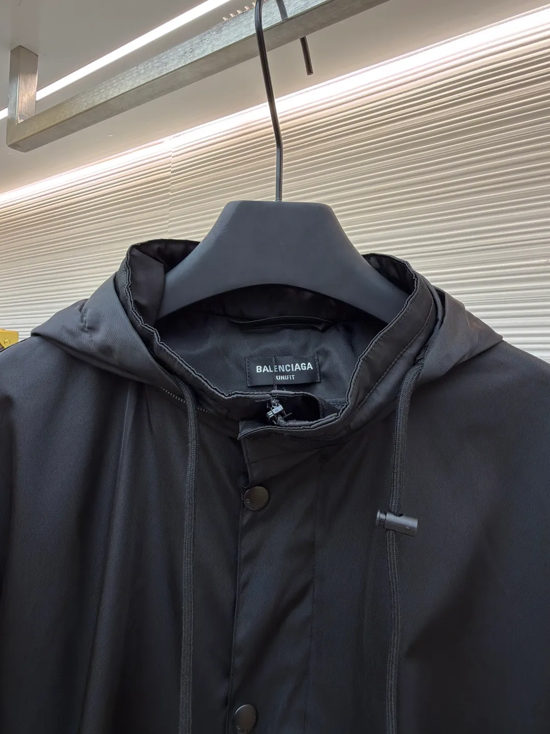 Balenciaga Tape Jacket ●Original version: Purchased and developed for 19,000 ●Item number: 1681153-B85 ●Fabric: nylon three-proof technical fabric ●Technology: holographic original heat transfer production ●Color: black ●Version: loose version ●Weight: about 600 grams ●Size: 1-2-3-4 ●Description: Customized nylon three-proof technical fabric Windproof, rainproof, lightproof, three-proof barrier, excellent texture The pure black is used as the base tone to support all the edges. The front panel is carefully carved with a homogeneous clean fit. The Paris Tape Type logo on the back panel blooms quietly on the deep black background. The front is minimalist and the back is highly recognizable. The foldable drawstring design allows for free switching between protection and silhouette. The ultimate fusion of function and aesthetics. The high-end sense defines extraordinary taste. Authentic holographic heat transfer process. Realize original visual restoration at the molecular level. Adopt 3D scanning modeling. Use dynamic pressure gradient to transfer the Tape Type logo. Neat and beautiful, Paris English letter pattern. After 8 manual scanning and debugging. Double control of industrial-grade 3D scanning and manual calibration. Accurately capture the light and shadow levels and texture details of the overlapping parts of letters. Ensure that every line is clear and sharp. The overlapping areas are clear and non-adhesive. The template machine opens the bag. The preset template guides the position, shape and size of the bag. Accuracy ensures the quality of bag opening results. The overall wiring is straight and delicate, the fabric is comfortable and soft, and the color is consistent without color difference. It can be matched with the same style to create a fashionable look and control various occasions. Customized accessories, complete with three standards, same style for men and women!