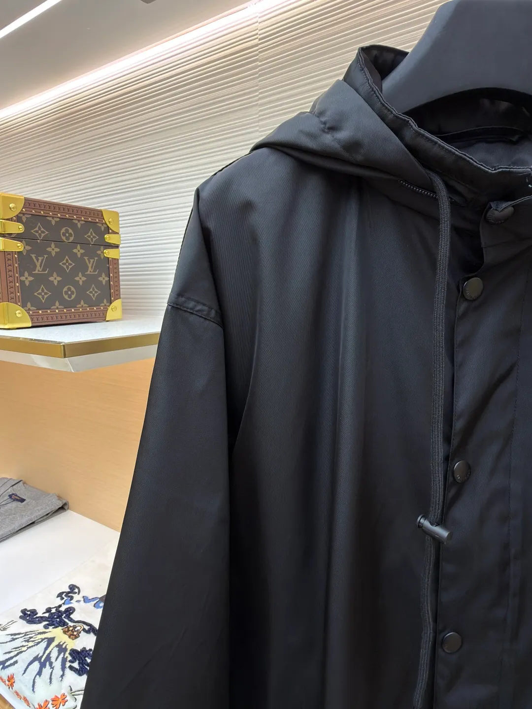 Balenciaga Tape Jacket ●Original version: Purchased and developed for 19,000 ●Item number: 1681153-B85 ●Fabric: nylon three-proof technical fabric ●Technology: holographic original heat transfer production ●Color: black ●Version: loose version ●Weight: about 600 grams ●Size: 1-2-3-4 ●Description: Customized nylon three-proof technical fabric Windproof, rainproof, lightproof, three-proof barrier, excellent texture The pure black is used as the base tone to support all the edges. The front panel is carefully carved with a homogeneous clean fit. The Paris Tape Type logo on the back panel blooms quietly on the deep black background. The front is minimalist and the back is highly recognizable. The foldable drawstring design allows for free switching between protection and silhouette. The ultimate fusion of function and aesthetics. The high-end sense defines extraordinary taste. Authentic holographic heat transfer process. Realize original visual restoration at the molecular level. Adopt 3D scanning modeling. Use dynamic pressure gradient to transfer the Tape Type logo. Neat and beautiful, Paris English letter pattern. After 8 manual scanning and debugging. Double control of industrial-grade 3D scanning and manual calibration. Accurately capture the light and shadow levels and texture details of the overlapping parts of letters. Ensure that every line is clear and sharp. The overlapping areas are clear and non-adhesive. The template machine opens the bag. The preset template guides the position, shape and size of the bag. Accuracy ensures the quality of bag opening results. The overall wiring is straight and delicate, the fabric is comfortable and soft, and the color is consistent without color difference. It can be matched with the same style to create a fashionable look and control various occasions. Customized accessories, complete with three standards, same style for men and women!