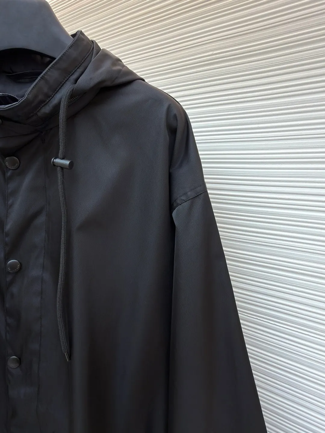 Balenciaga Tape Jacket ●Original version: Purchased and developed for 19,000 ●Item number: 1681153-B85 ●Fabric: nylon three-proof technical fabric ●Technology: holographic original heat transfer production ●Color: black ●Version: loose version ●Weight: about 600 grams ●Size: 1-2-3-4 ●Description: Customized nylon three-proof technical fabric Windproof, rainproof, lightproof, three-proof barrier, excellent texture The pure black is used as the base tone to support all the edges. The front panel is carefully carved with a homogeneous clean fit. The Paris Tape Type logo on the back panel blooms quietly on the deep black background. The front is minimalist and the back is highly recognizable. The foldable drawstring design allows for free switching between protection and silhouette. The ultimate fusion of function and aesthetics. The high-end sense defines extraordinary taste. Authentic holographic heat transfer process. Realize original visual restoration at the molecular level. Adopt 3D scanning modeling. Use dynamic pressure gradient to transfer the Tape Type logo. Neat and beautiful, Paris English letter pattern. After 8 manual scanning and debugging. Double control of industrial-grade 3D scanning and manual calibration. Accurately capture the light and shadow levels and texture details of the overlapping parts of letters. Ensure that every line is clear and sharp. The overlapping areas are clear and non-adhesive. The template machine opens the bag. The preset template guides the position, shape and size of the bag. Accuracy ensures the quality of bag opening results. The overall wiring is straight and delicate, the fabric is comfortable and soft, and the color is consistent without color difference. It can be matched with the same style to create a fashionable look and control various occasions. Customized accessories, complete with three standards, same style for men and women!