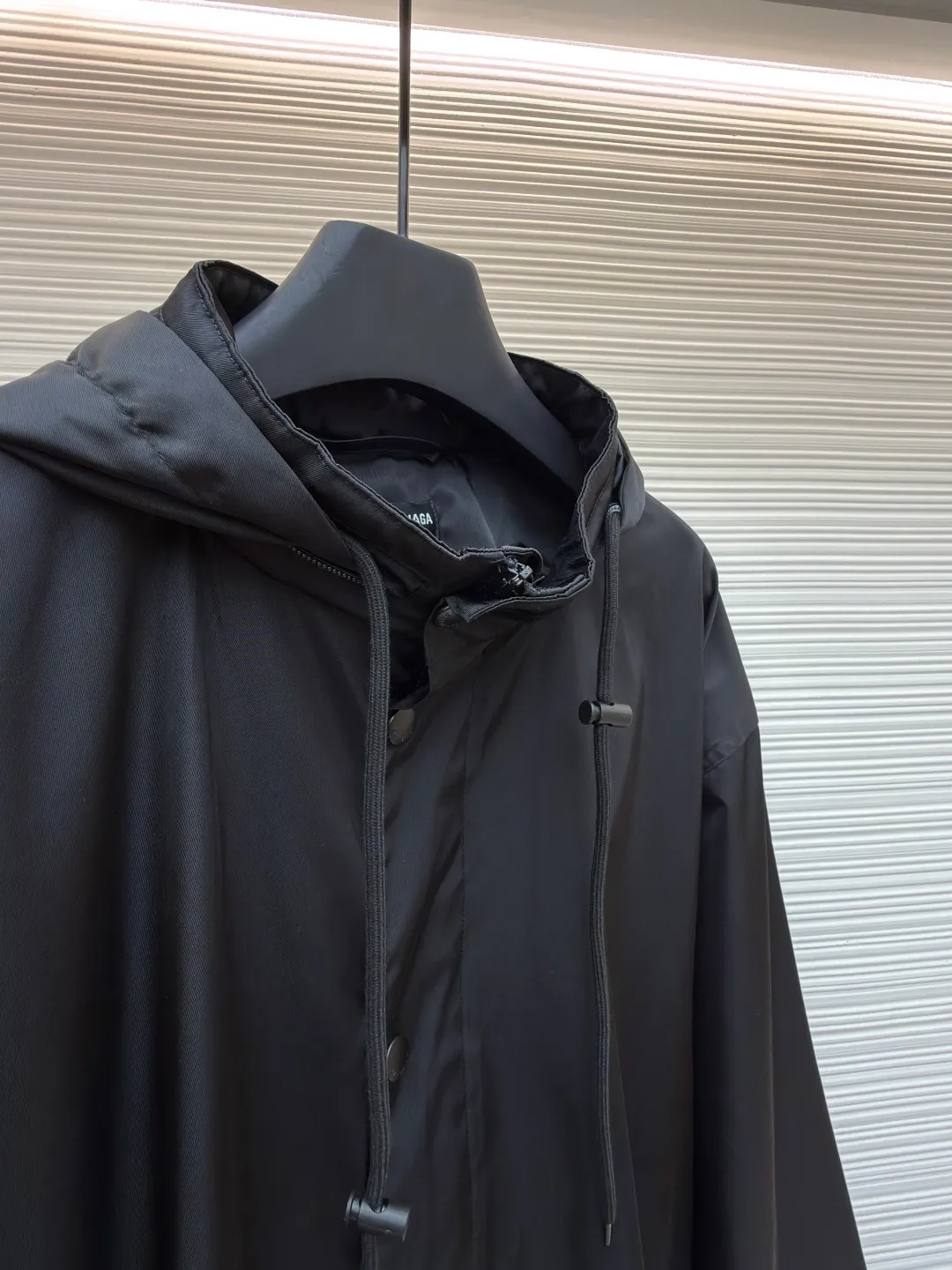 Balenciaga Tape Jacket ●Original version: Purchased and developed for 19,000 ●Item number: 1681153-B85 ●Fabric: nylon three-proof technical fabric ●Technology: holographic original heat transfer production ●Color: black ●Version: loose version ●Weight: about 600 grams ●Size: 1-2-3-4 ●Description: Customized nylon three-proof technical fabric Windproof, rainproof, lightproof, three-proof barrier, excellent texture The pure black is used as the base tone to support all the edges. The front panel is carefully carved with a homogeneous clean fit. The Paris Tape Type logo on the back panel blooms quietly on the deep black background. The front is minimalist and the back is highly recognizable. The foldable drawstring design allows for free switching between protection and silhouette. The ultimate fusion of function and aesthetics. The high-end sense defines extraordinary taste. Authentic holographic heat transfer process. Realize original visual restoration at the molecular level. Adopt 3D scanning modeling. Use dynamic pressure gradient to transfer the Tape Type logo. Neat and beautiful, Paris English letter pattern. After 8 manual scanning and debugging. Double control of industrial-grade 3D scanning and manual calibration. Accurately capture the light and shadow levels and texture details of the overlapping parts of letters. Ensure that every line is clear and sharp. The overlapping areas are clear and non-adhesive. The template machine opens the bag. The preset template guides the position, shape and size of the bag. Accuracy ensures the quality of bag opening results. The overall wiring is straight and delicate, the fabric is comfortable and soft, and the color is consistent without color difference. It can be matched with the same style to create a fashionable look and control various occasions. Customized accessories, complete with three standards, same style for men and women!