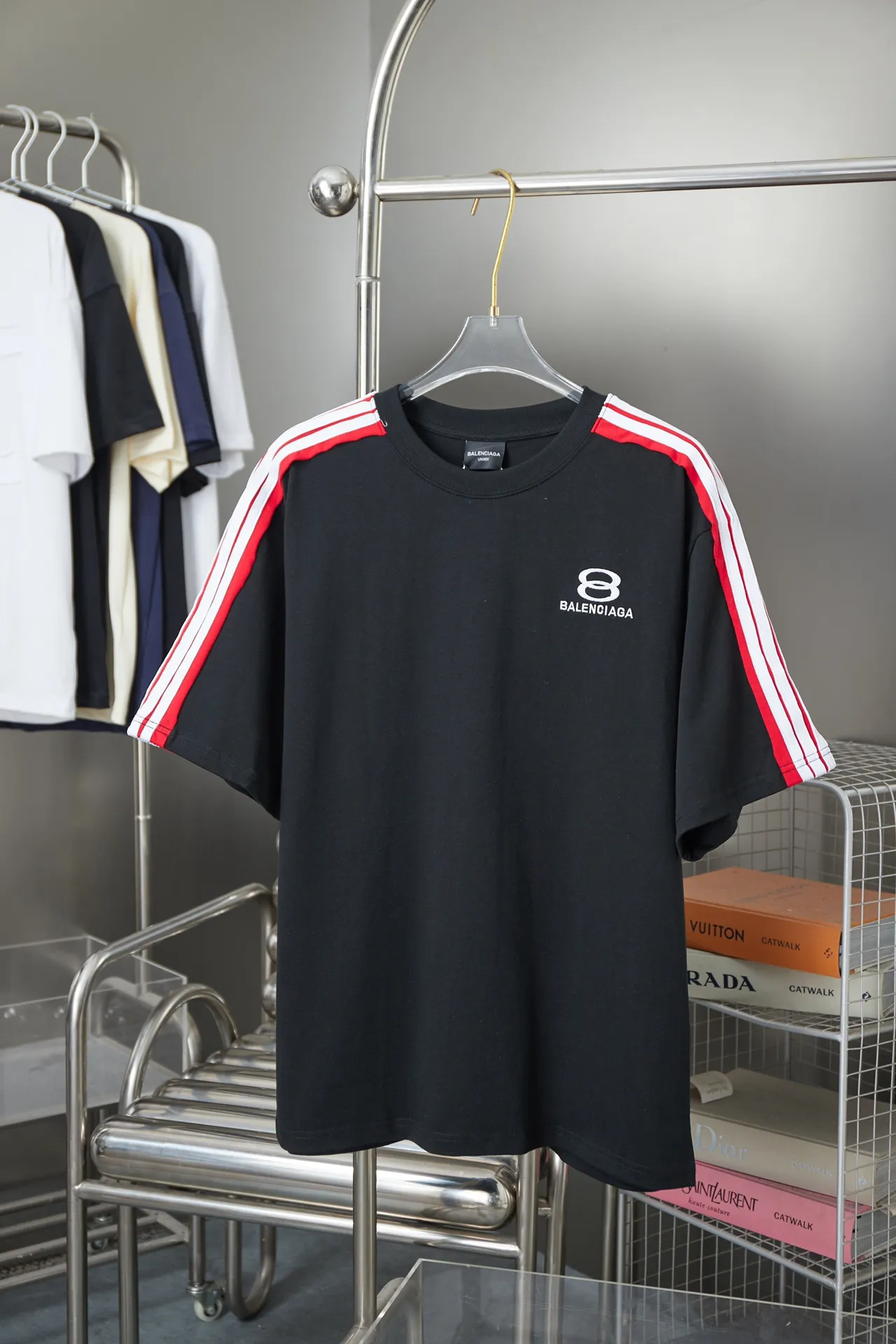 🅿️200 BALELE Balenciaga 25SS early spring new style Letter logo embroidered webbing splicing short sleeves Light luxury essential item for daily commuting for men and women Correct version Welcome to compare Detailed features · 320g 100% pure cotton double yarn jersey fabric · Custom dyed in the same cylinder, special thickened 32 count double-strand 1X1 thread · Letter logo embroidery · Shoulder webbing splicing design · Double-needle sewing and cross-seam technology · Original main mark, washed tag, brand moisture-proof paper packaging Color: White/Black Size: S/M/L/XL