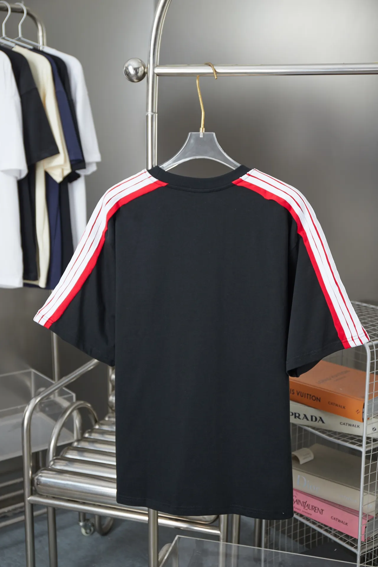 🅿️200 BALELE Balenciaga 25SS early spring new style Letter logo embroidered webbing splicing short sleeves Light luxury essential item for daily commuting for men and women Correct version Welcome to compare Detailed features · 320g 100% pure cotton double yarn jersey fabric · Custom dyed in the same cylinder, special thickened 32 count double-strand 1X1 thread · Letter logo embroidery · Shoulder webbing splicing design · Double-needle sewing and cross-seam technology · Original main mark, washed tag, brand moisture-proof paper packaging Color: White/Black Size: S/M/L/XL