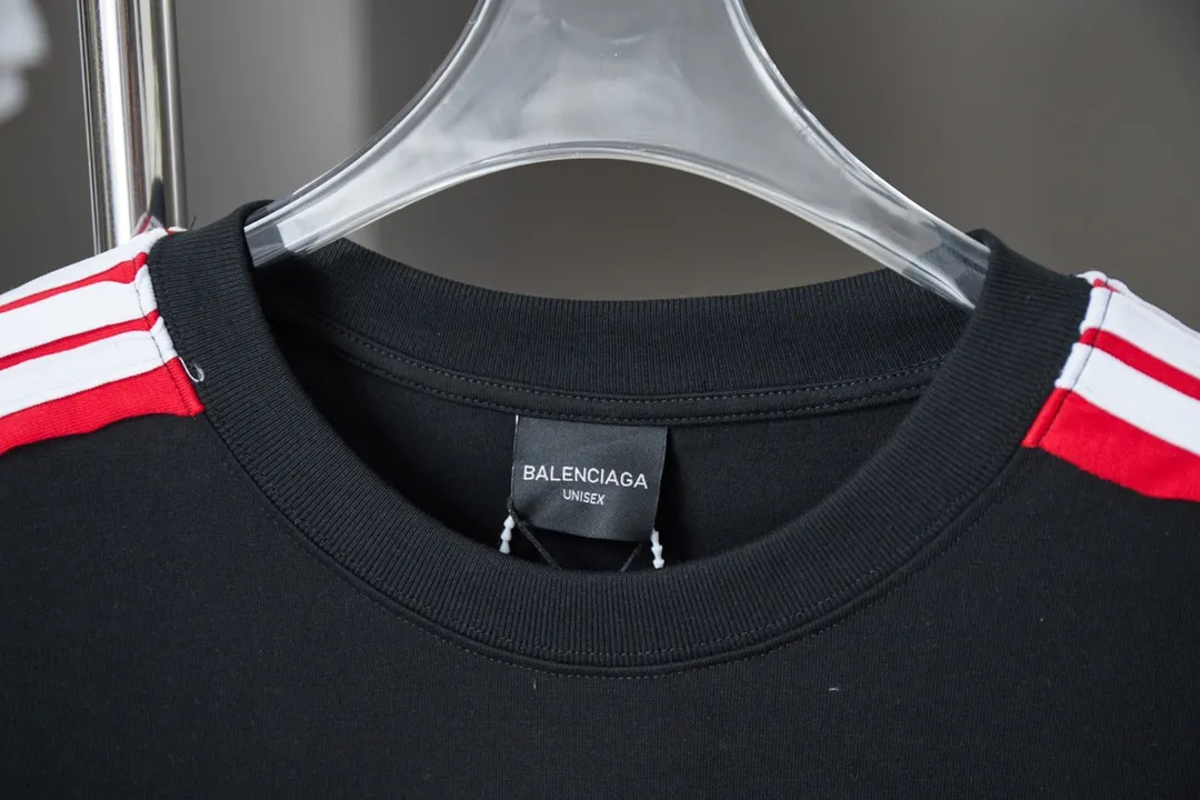 🅿️200 BALELE Balenciaga 25SS early spring new style Letter logo embroidered webbing splicing short sleeves Light luxury essential item for daily commuting for men and women Correct version Welcome to compare Detailed features · 320g 100% pure cotton double yarn jersey fabric · Custom dyed in the same cylinder, special thickened 32 count double-strand 1X1 thread · Letter logo embroidery · Shoulder webbing splicing design · Double-needle sewing and cross-seam technology · Original main mark, washed tag, brand moisture-proof paper packaging Color: White/Black Size: S/M/L/XL