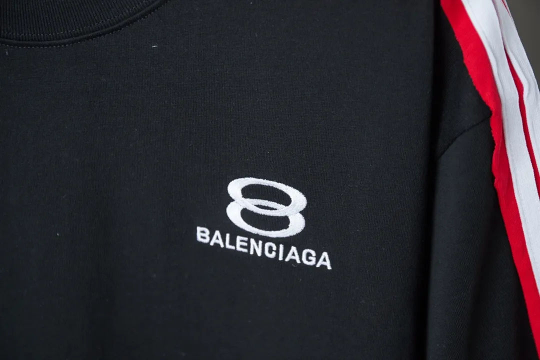 🅿️200 BALELE Balenciaga 25SS early spring new style Letter logo embroidered webbing splicing short sleeves Light luxury essential item for daily commuting for men and women Correct version Welcome to compare Detailed features · 320g 100% pure cotton double yarn jersey fabric · Custom dyed in the same cylinder, special thickened 32 count double-strand 1X1 thread · Letter logo embroidery · Shoulder webbing splicing design · Double-needle sewing and cross-seam technology · Original main mark, washed tag, brand moisture-proof paper packaging Color: White/Black Size: S/M/L/XL