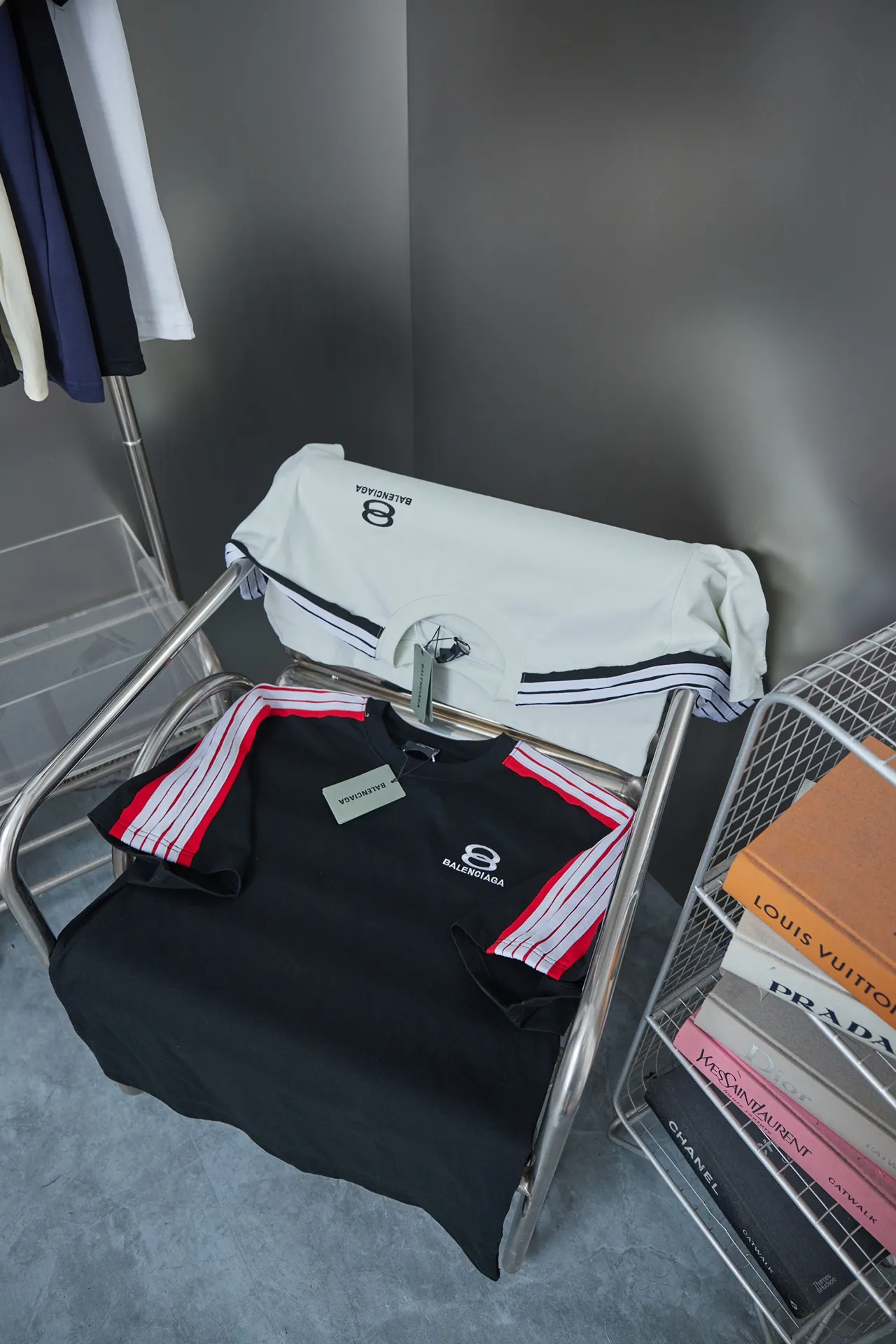 🅿️200 BALELE Balenciaga 25SS early spring new style Letter logo embroidered webbing splicing short sleeves Light luxury essential item for daily commuting for men and women Correct version Welcome to compare Detailed features · 320g 100% pure cotton double yarn jersey fabric · Custom dyed in the same cylinder, special thickened 32 count double-strand 1X1 thread · Letter logo embroidery · Shoulder webbing splicing design · Double-needle sewing and cross-seam technology · Original main mark, washed tag, brand moisture-proof paper packaging Color: White/Black Size: S/M/L/XL