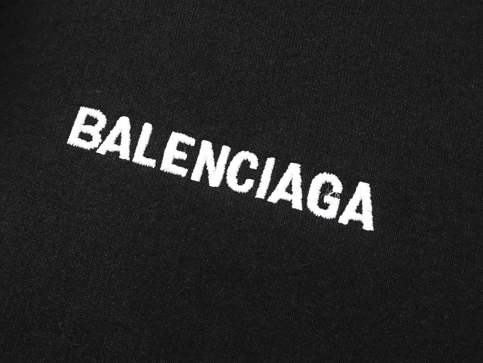 🅿️390 - BALENCI*GA Paris embroidered small letter hooded sweatshirt. The front and back embroidery is finely embroidered by imported Tajima embroidery machines. Handmade masters position and polish. Customized matching hardware. Clear letters. Three-dimensional effect. Exclusively pattern-matched, custom-woven and dyed 460g fabric. Threads are dyed in the same cylinder with zero color difference. Brick cabinet synchronization. Welcome to compare. Same style for men and women -Color: black, off-white -SIZE: Xs S M L Style number 8980#