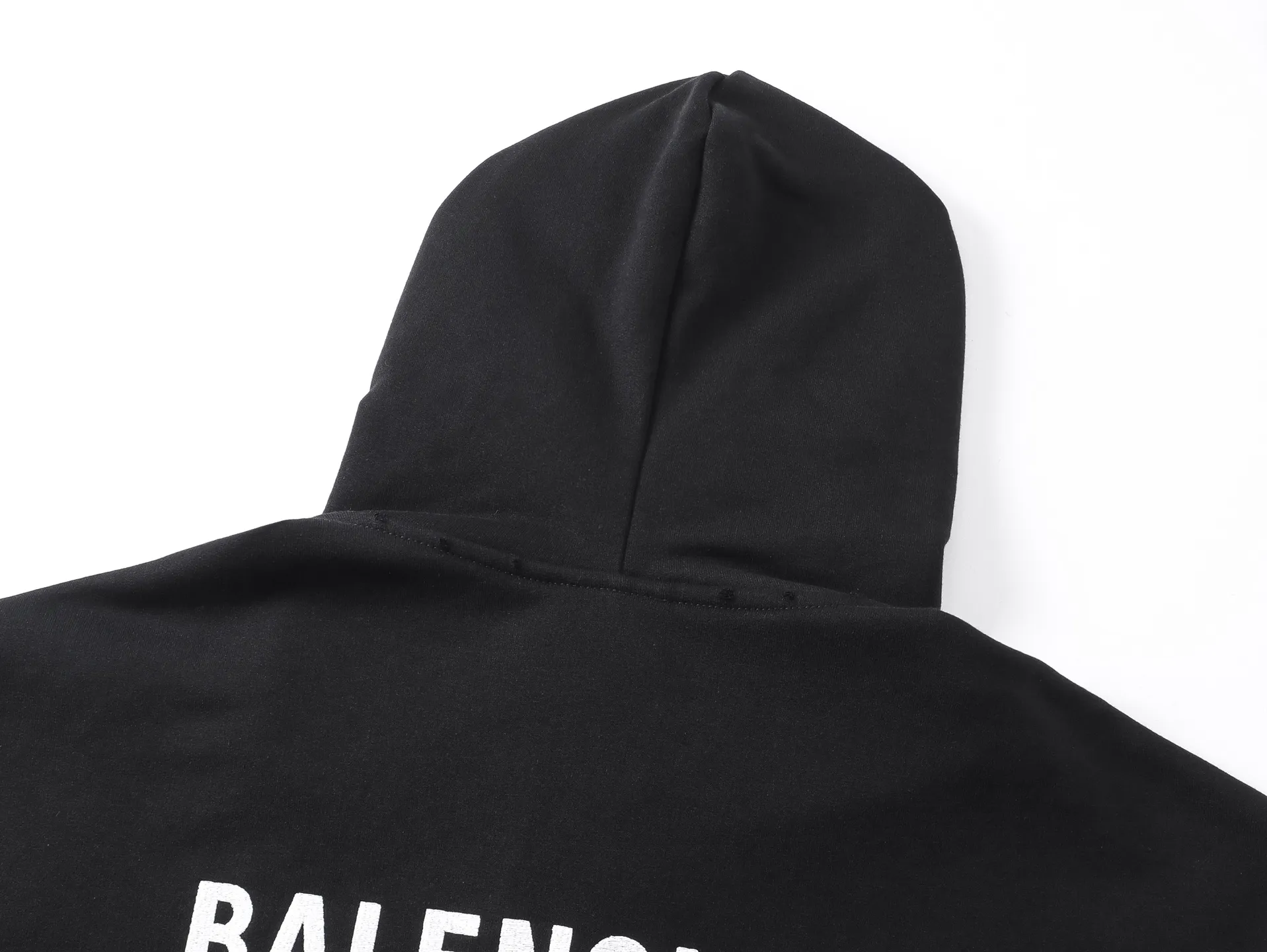 🅿️390 - BALENCI*GA Paris embroidered small letter hooded sweatshirt. The front and back embroidery is finely embroidered by imported Tajima embroidery machines. Handmade masters position and polish. Customized matching hardware. Clear letters. Three-dimensional effect. Exclusively pattern-matched, custom-woven and dyed 460g fabric. Threads are dyed in the same cylinder with zero color difference. Brick cabinet synchronization. Welcome to compare. Same style for men and women -Color: black, off-white -SIZE: Xs S M L Style number 8980#