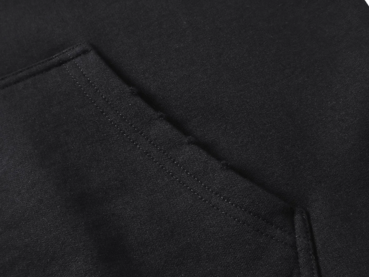 🅿️390 - BALENCI*GA Paris embroidered small letter hooded sweatshirt. The front and back embroidery is finely embroidered by imported Tajima embroidery machines. Handmade masters position and polish. Customized matching hardware. Clear letters. Three-dimensional effect. Exclusively pattern-matched, custom-woven and dyed 460g fabric. Threads are dyed in the same cylinder with zero color difference. Brick cabinet synchronization. Welcome to compare. Same style for men and women -Color: black, off-white -SIZE: Xs S M L Style number 8980#