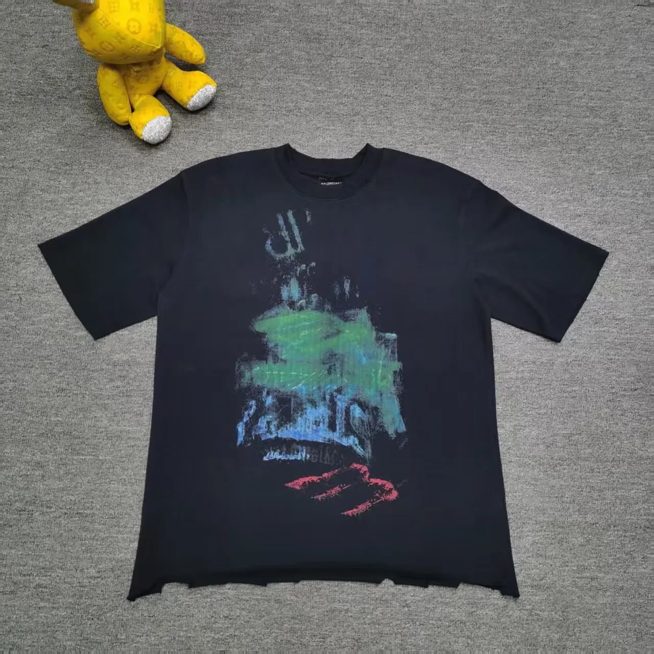 [Top version. Official website quality] BALENCI*GA/Paris BALENCI*GA#25 Paris new model, blurred pattern on the front and back, white ink direct spray, washed with water, worn and damaged, old hem, hand-polished short-sleeved T-shirt. Brick cabinet synchronization. The old and worn ZP is the same, welcome to compare. The fabric is made of Paris ZP custom-woven and dyed 100% cotton double-yarn compact cotton. The weight is 260 grams. The cloth surface is clean. The cloth pattern is clear. Soft and comfortable. Good color fastness. Not easy to change color. The threads are woven and dyed with no color difference. The printing uses white ink computer direct printing, and the garments are washed, worn and worn, and the craftsmanship is extremely heavy. Jubie market makes goods based on pictures. Comparisons welcome. Restore brick cabinet. The version adopts OS loose shoulder style. Same style for men and women. Color: gray blue Size: XS S M L P: 280