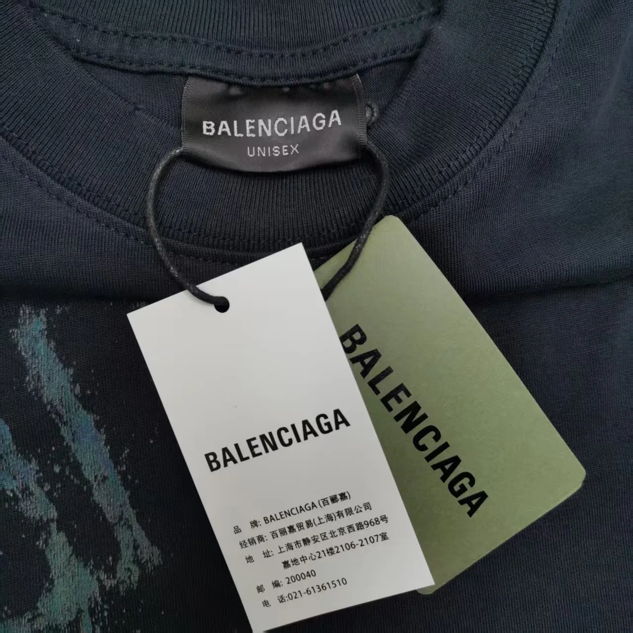 [Top version. Official website quality] BALENCI*GA/Paris BALENCI*GA#25 Paris new model, blurred pattern on the front and back, white ink direct spray, washed with water, worn and damaged, old hem, hand-polished short-sleeved T-shirt. Brick cabinet synchronization. The old and worn ZP is the same, welcome to compare. The fabric is made of Paris ZP custom-woven and dyed 100% cotton double-yarn compact cotton. The weight is 260 grams. The cloth surface is clean. The cloth pattern is clear. Soft and comfortable. Good color fastness. Not easy to change color. The threads are woven and dyed with no color difference. The printing uses white ink computer direct printing, and the garments are washed, worn and worn, and the craftsmanship is extremely heavy. Jubie market makes goods based on pictures. Comparisons welcome. Restore brick cabinet. The version adopts OS loose shoulder style. Same style for men and women. Color: gray blue Size: XS S M L P: 280
