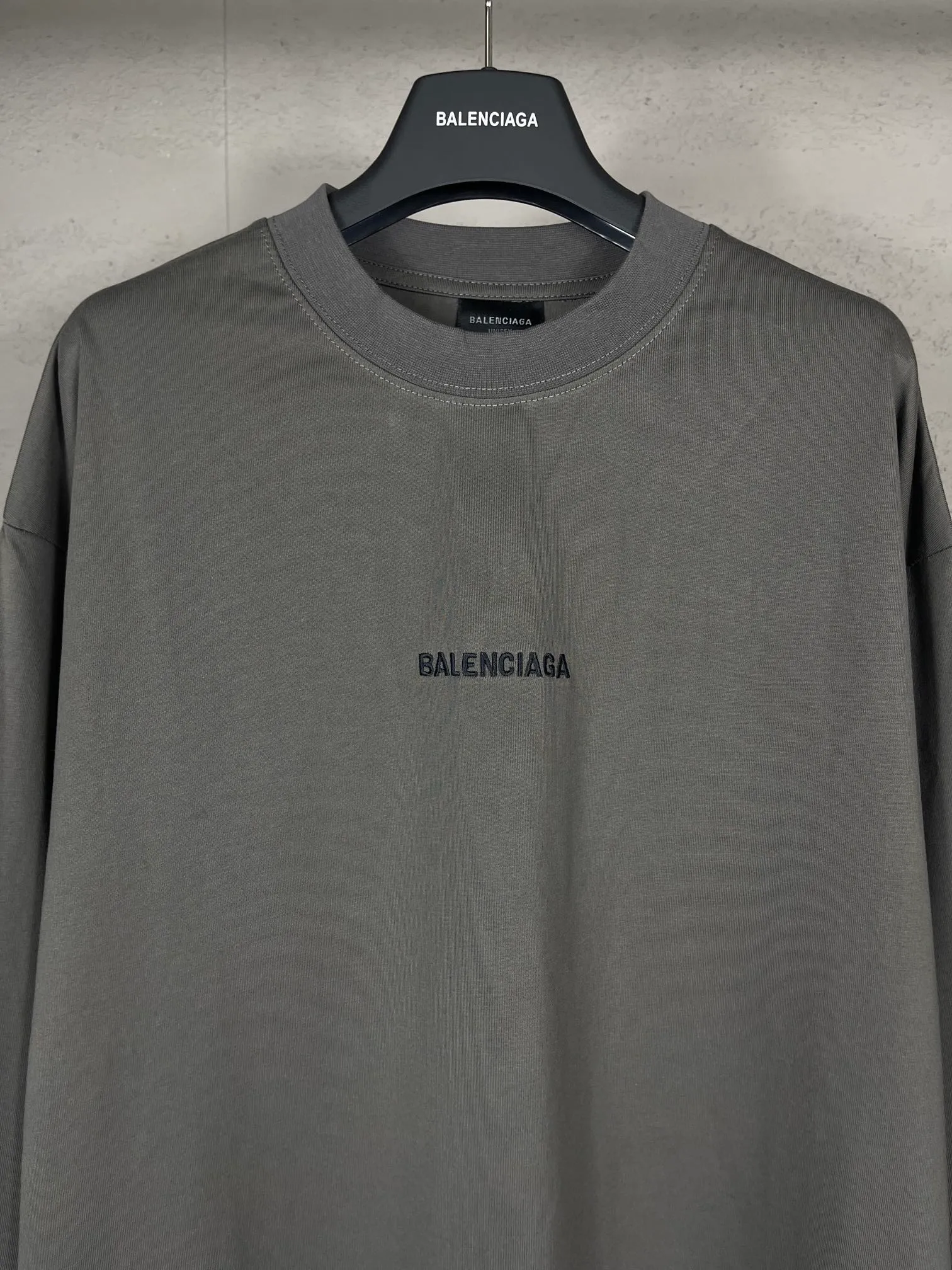 🅿️210 Real photos [Top version. Official website quality] BALENCI*GA/Paris #Classic style. Classic letter embroidered long-sleeved T-shirt on the front and back #2024 spring and autumn brick cabinet synchronization.                       The fabric is made of Paris ZP custom-woven and dyed cotton double yarn, weighing 260 grams. The cloth surface is clean. The cloth pattern is clear, soft and comfortable. The threads are dyed with no color difference. The classic letters are embroidered with an imported embroidery machine. The letters are clear and the effect is three-dimensional, restoring the brick cabinet. The version adopts the OS loose shoulder style. The same style for men and women. Coding: BL235067 Color: black, white, smoke gray Size: XS S M L