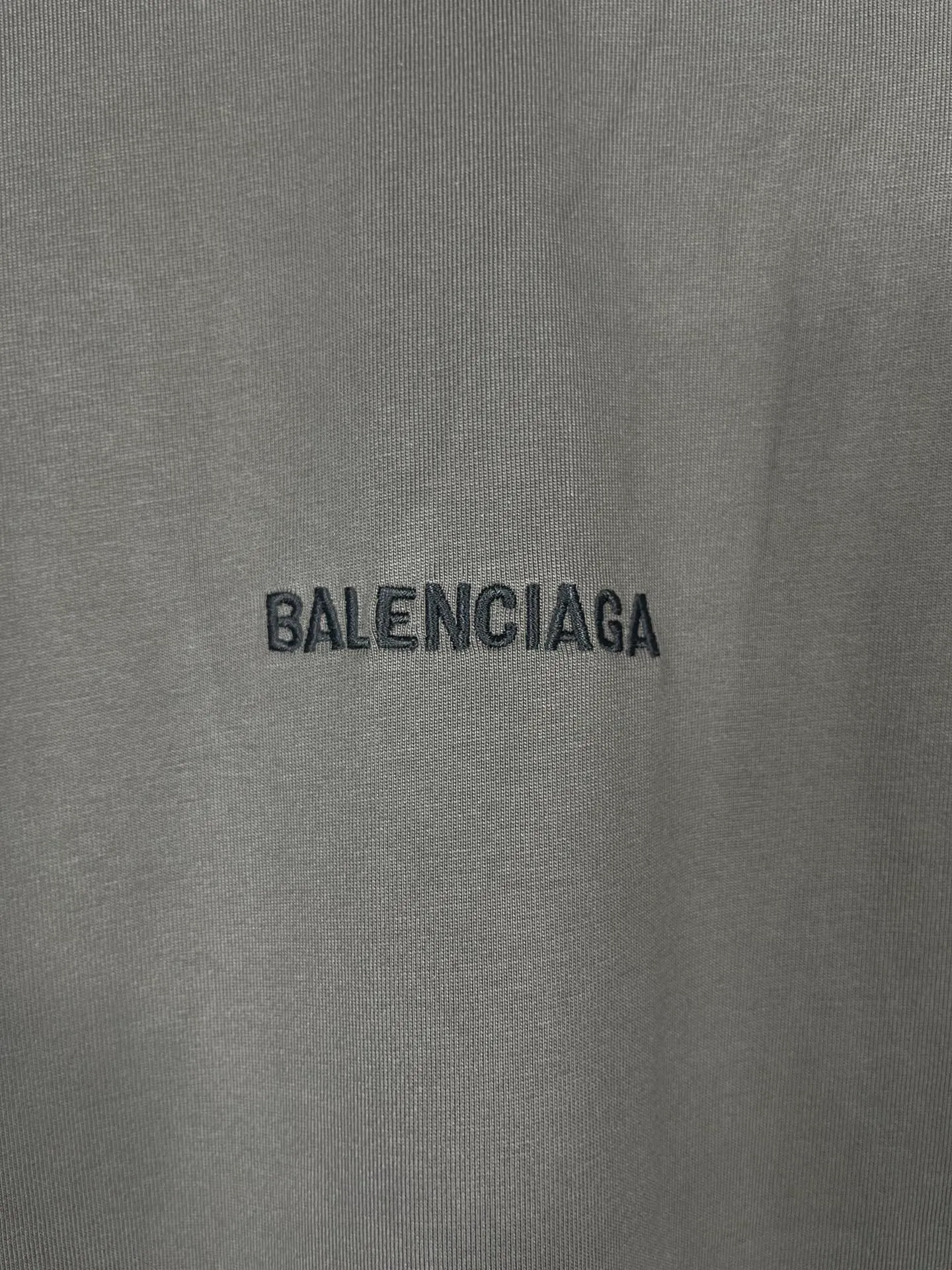🅿️210 Real photos [Top version. Official website quality] BALENCI*GA/Paris #Classic style. Classic letter embroidered long-sleeved T-shirt on the front and back #2024 spring and autumn brick cabinet synchronization.                       The fabric is made of Paris ZP custom-woven and dyed cotton double yarn, weighing 260 grams. The cloth surface is clean. The cloth pattern is clear, soft and comfortable. The threads are dyed with no color difference. The classic letters are embroidered with an imported embroidery machine. The letters are clear and the effect is three-dimensional, restoring the brick cabinet. The version adopts the OS loose shoulder style. The same style for men and women. Coding: BL235067 Color: black, white, smoke gray Size: XS S M L