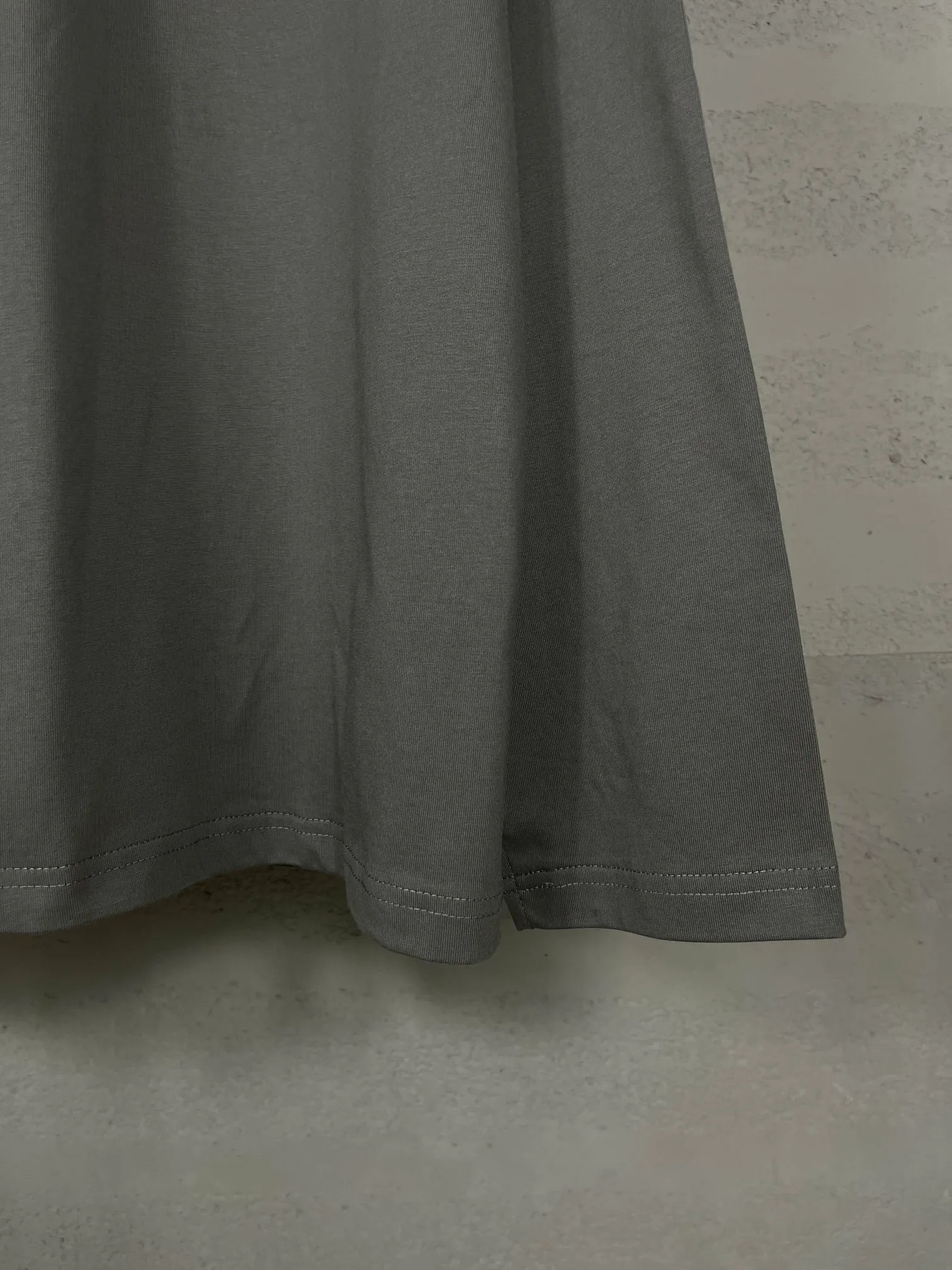 🅿️210 Real photos [Top version. Official website quality] BALENCI*GA/Paris #Classic style. Classic letter embroidered long-sleeved T-shirt on the front and back #2024 spring and autumn brick cabinet synchronization.                       The fabric is made of Paris ZP custom-woven and dyed cotton double yarn, weighing 260 grams. The cloth surface is clean. The cloth pattern is clear, soft and comfortable. The threads are dyed with no color difference. The classic letters are embroidered with an imported embroidery machine. The letters are clear and the effect is three-dimensional, restoring the brick cabinet. The version adopts the OS loose shoulder style. The same style for men and women. Coding: BL235067 Color: black, white, smoke gray Size: XS S M L